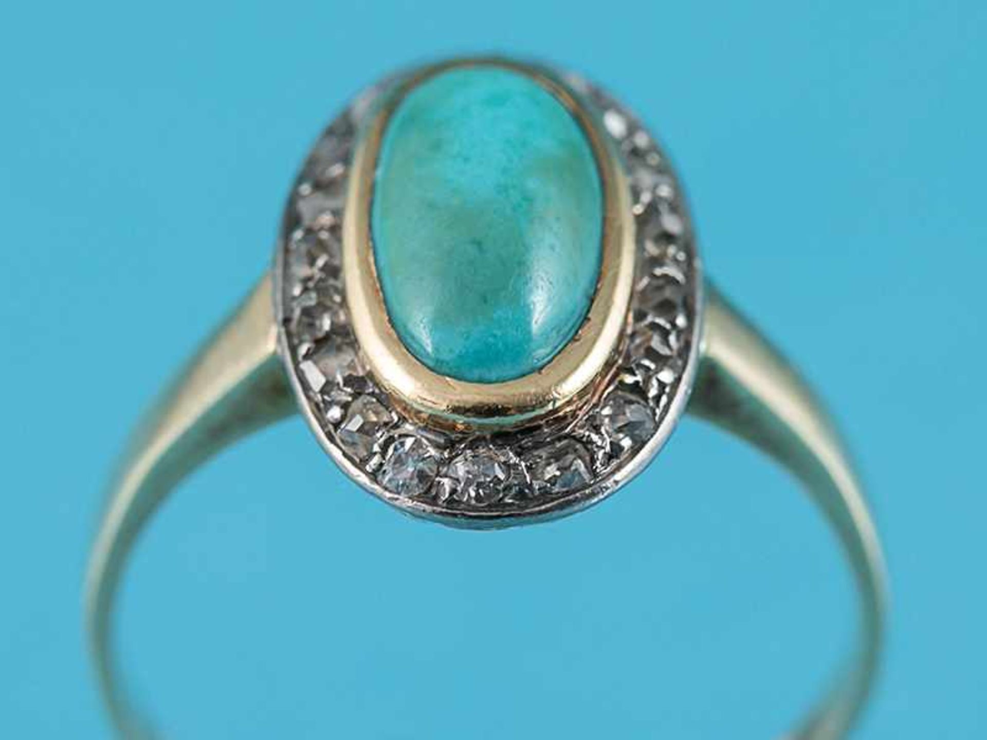 Antiker Ring mit Türkis-Cabochon und 19 Achtkant-Diamanten, zusammen ca. 0,2 ct, um 1900 585/- - Bild 4 aus 4