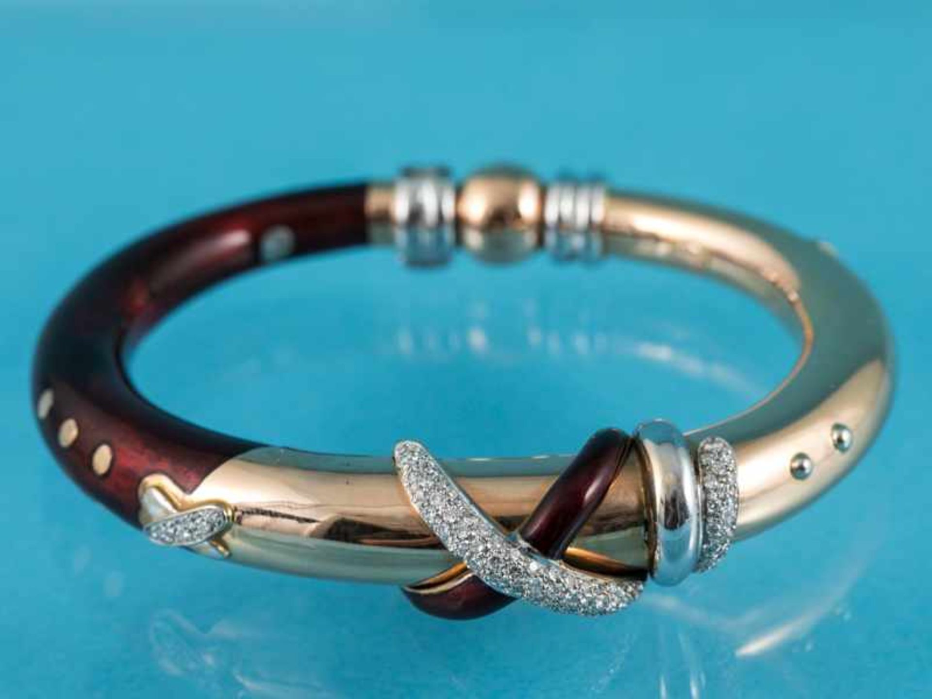 Armreifen mit Emaille und Diamanten, bezeichent "La Nouvelle Bague", 20. Jh. 750/- Gelb- und