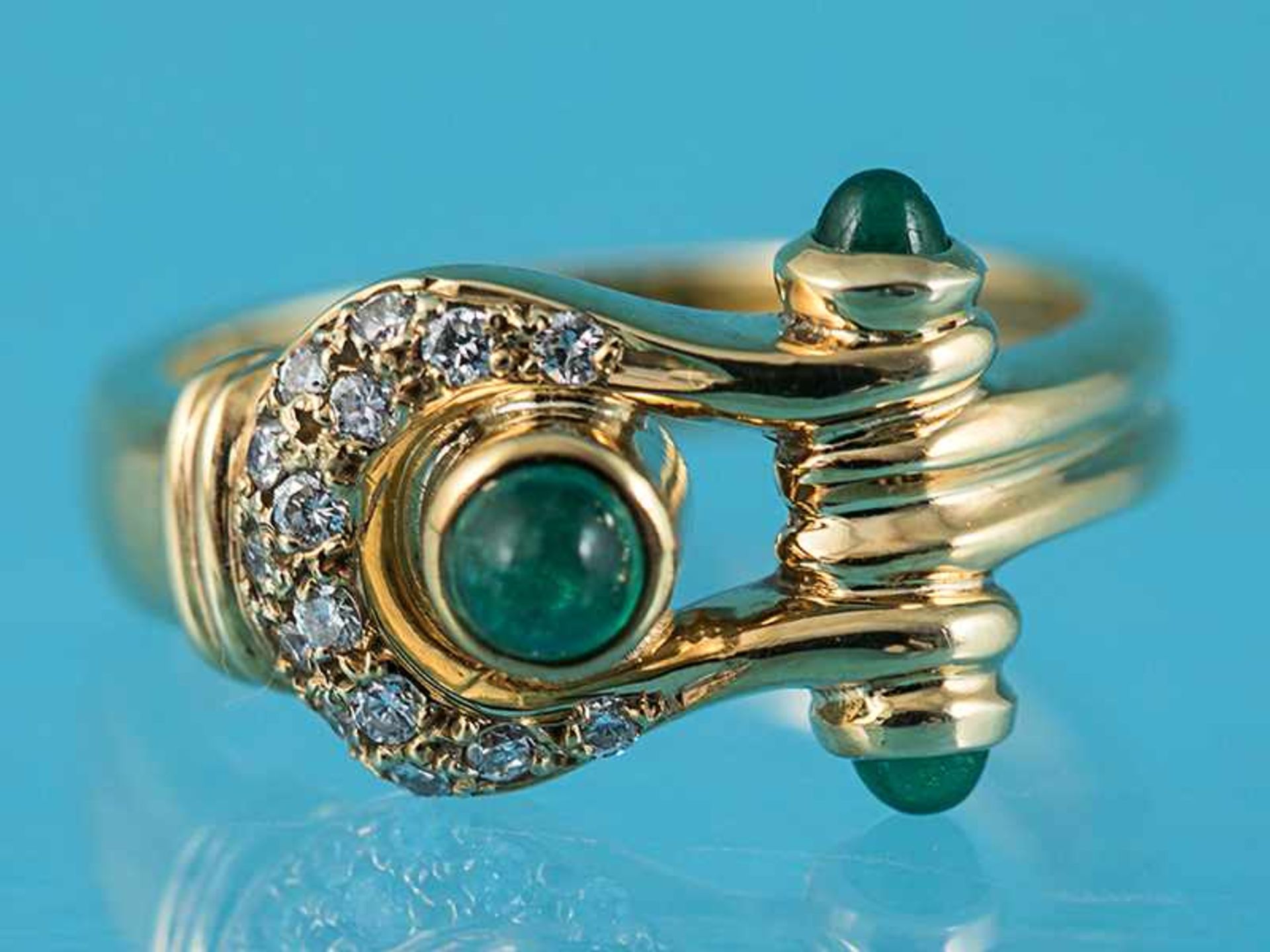 Ring mit 3 kleinen Smaragd-Cabochons und 15 Brillanten, zusammen ca. 0,15 ct, Victor Meyer,