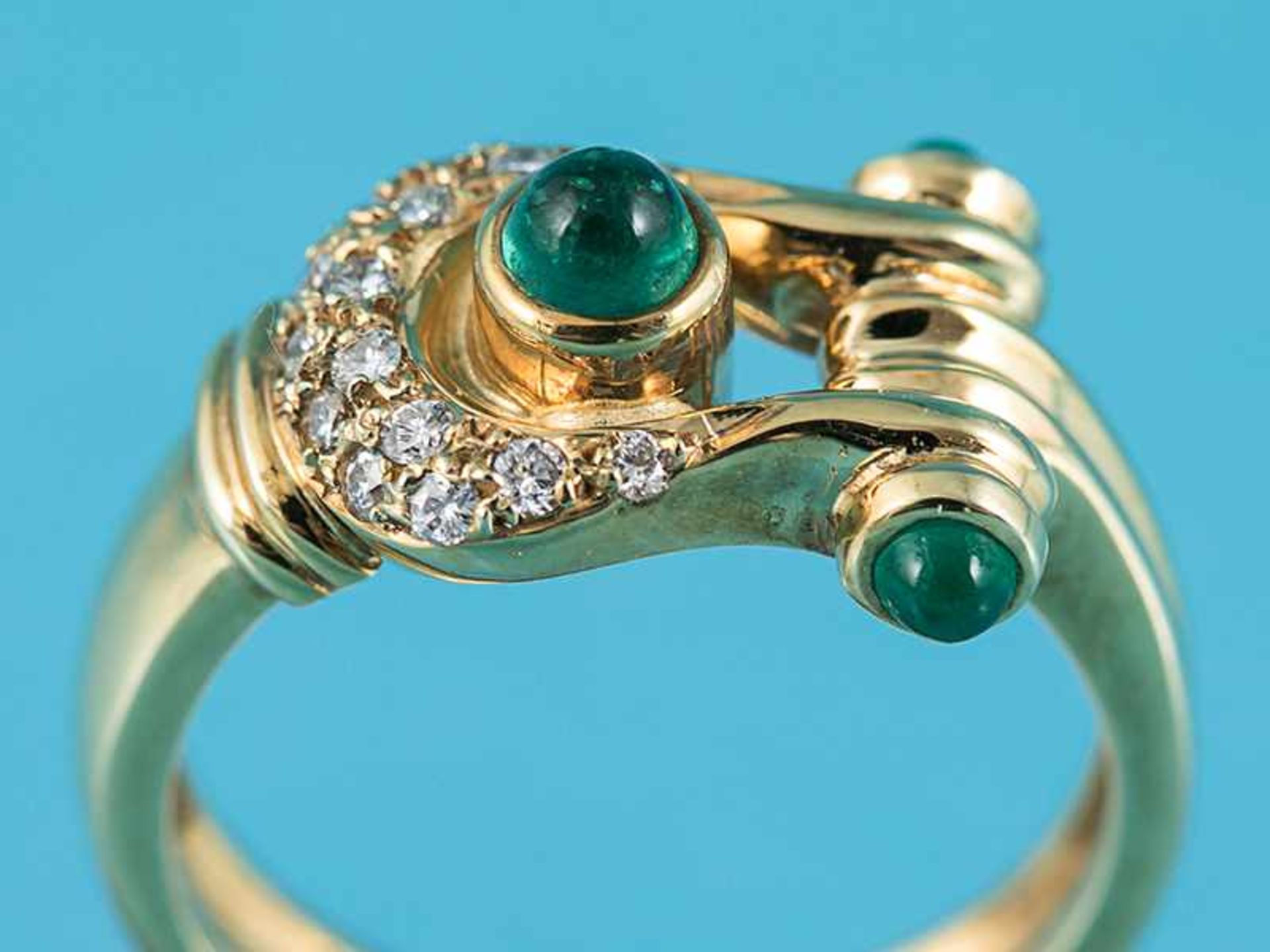 Ring mit 3 kleinen Smaragd-Cabochons und 15 Brillanten, zusammen ca. 0,15 ct, Victor Meyer, - Image 6 of 6