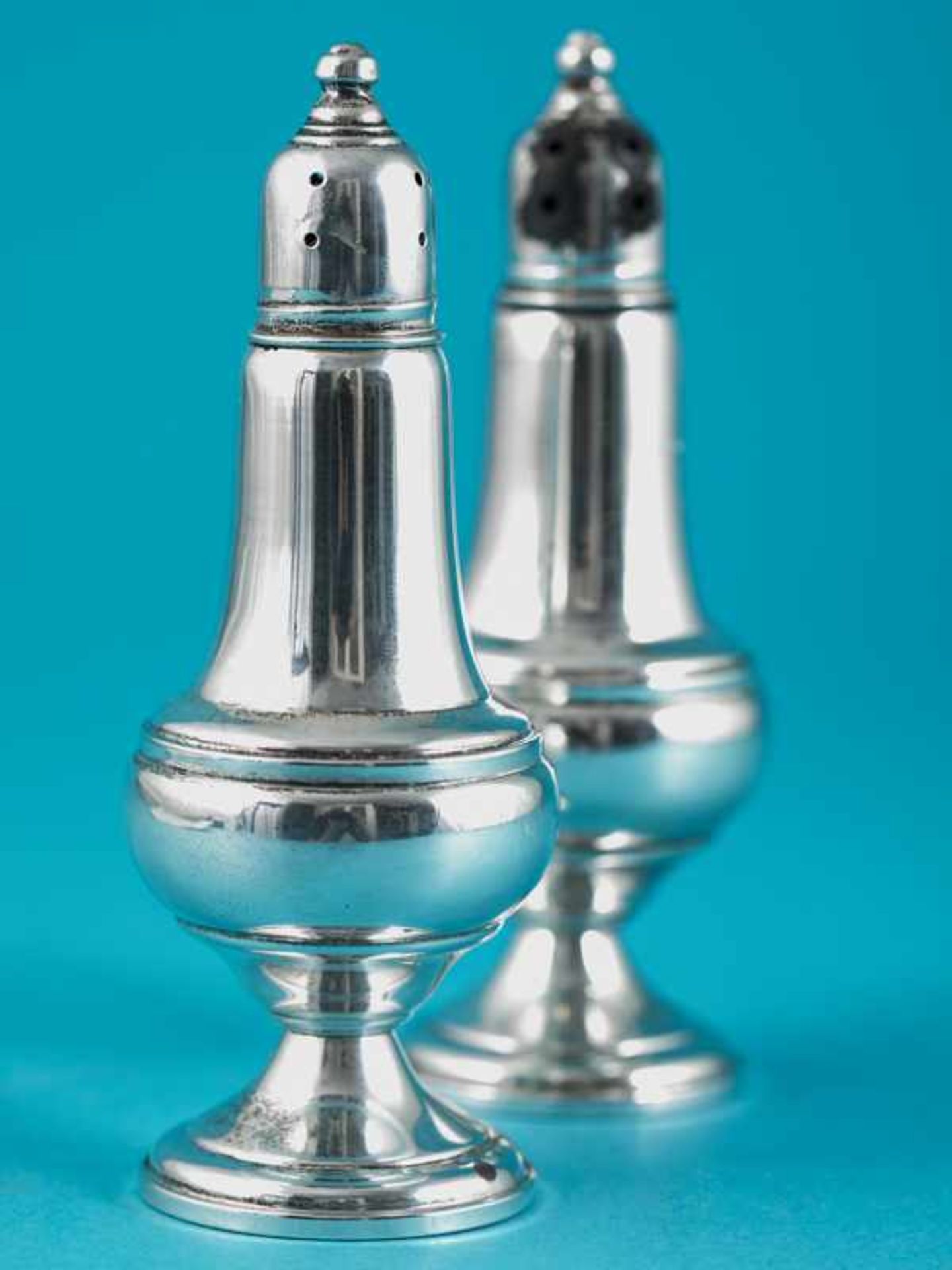 Paar Salz- u. Pfeffer-Streuer, USA, 20. Jh. 925/-Silber, mit Glaseinsätzen und gewichtetem Sockel; - Image 3 of 3