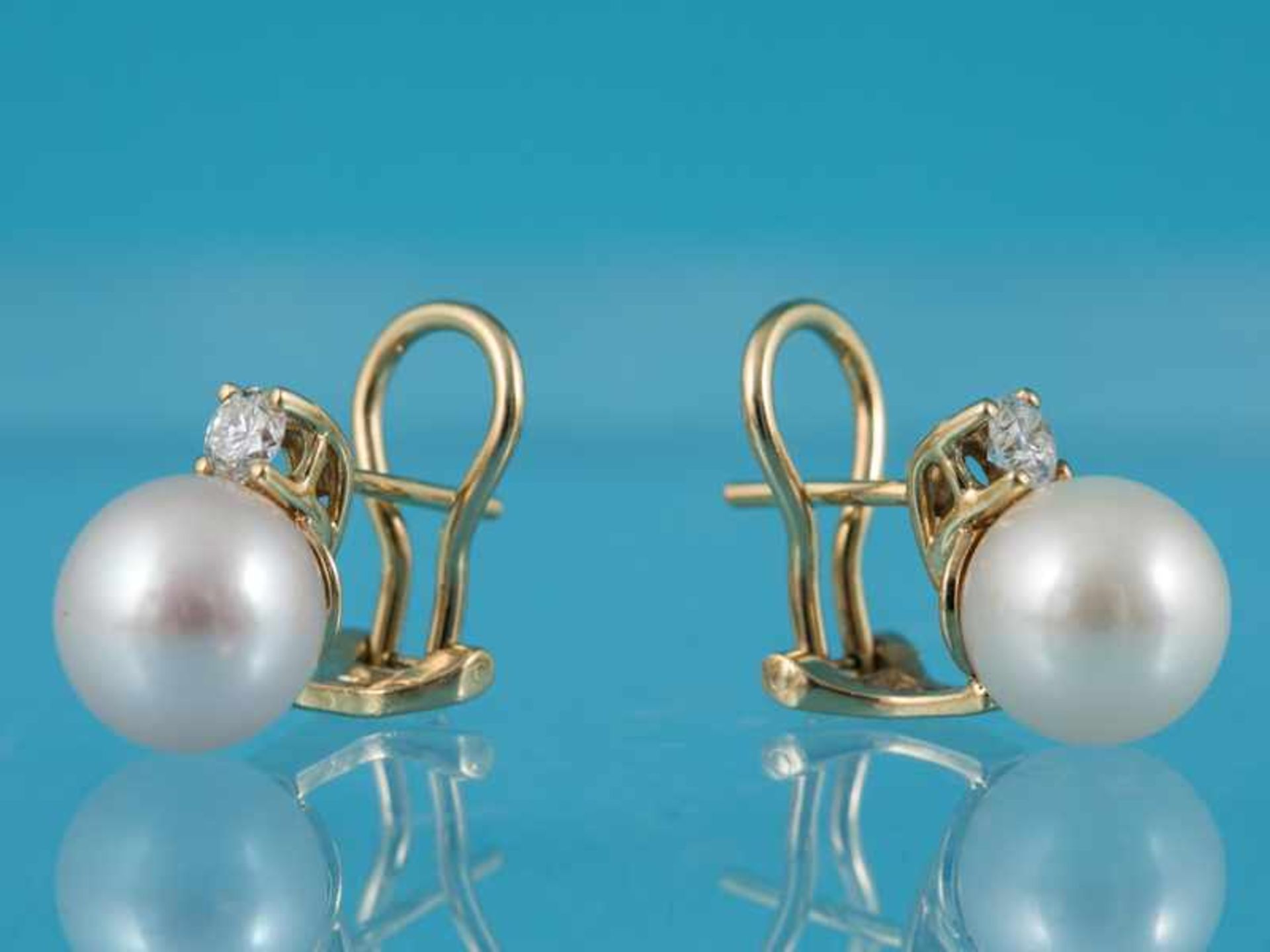 Paar Ohrclips mit Akoja-Perlen und 2 Brillanten, zusammen ca. 0,36 ct, 21. Jh. 750/- Gelbgold. - Image 4 of 4