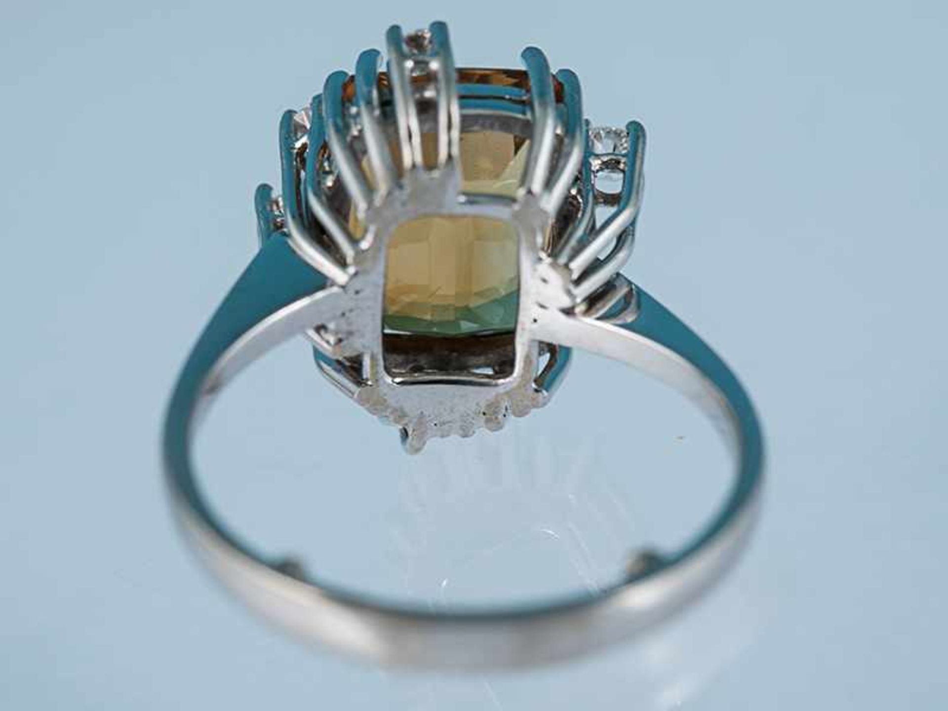 Ring mit Citrin und 6 Brillanten, zusammen ca. 0,13 ct, 70-er Jahre 585/- Weißgold. Gesmatgewicht - Image 4 of 5