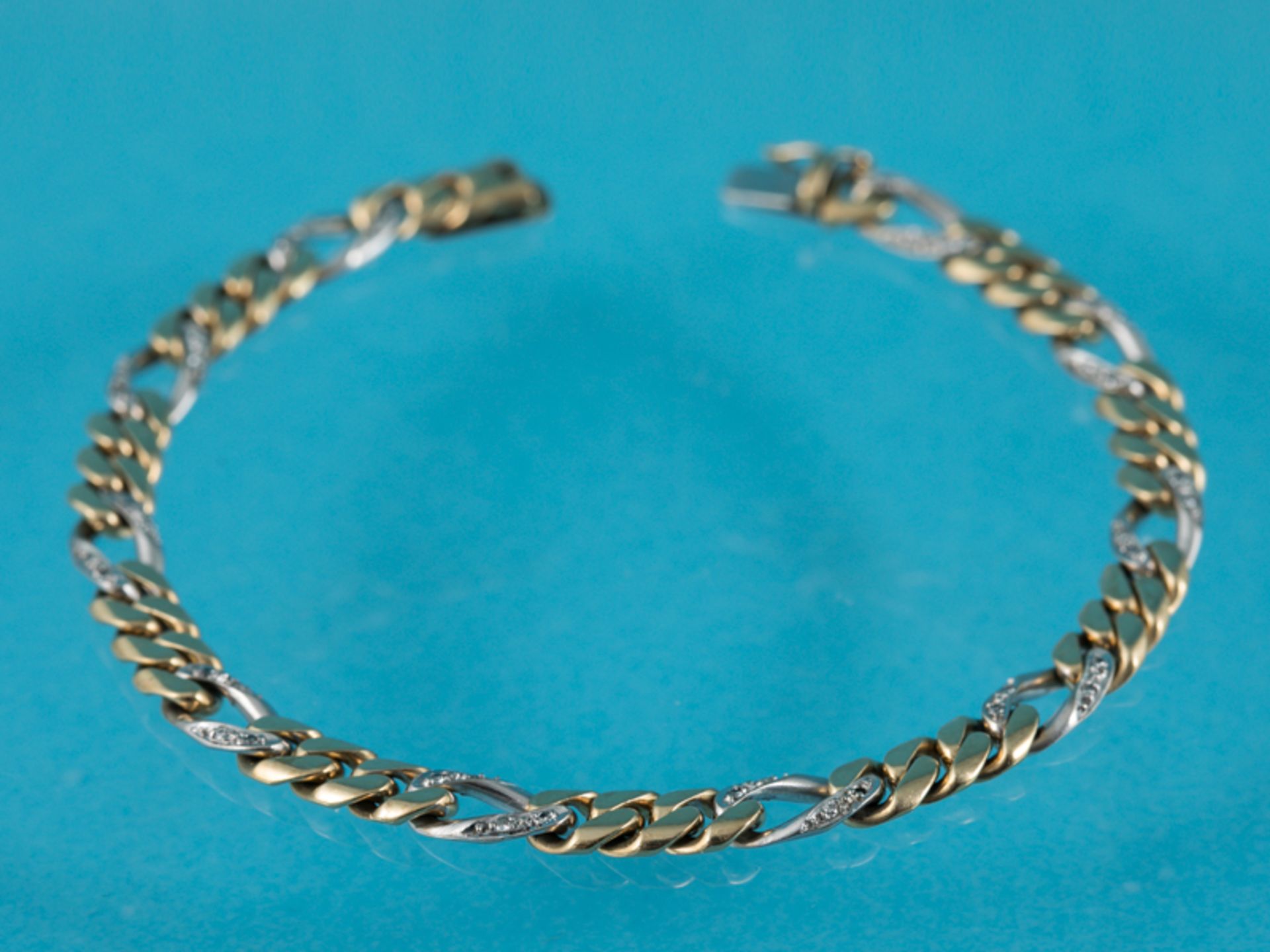 Armband mit 40 kleinen Achtkant-Diamanten, 90-er Jahre 585/- Gelbgold. Gesamtgewicht ca. 18,8 g.