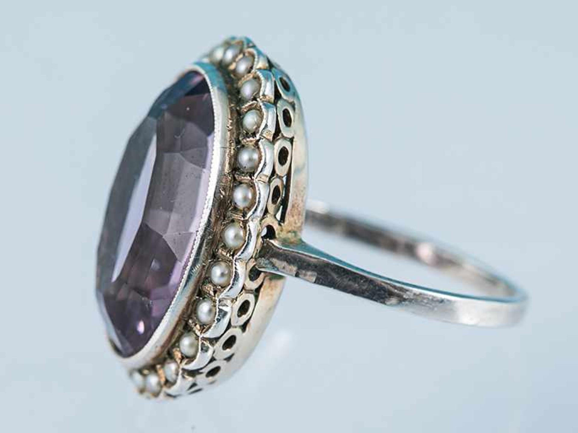 Ring mit Amethyst und 24 Keshirhalbperlen, Anfang 20. Jh. 830/- Silber. Gesamtgewicht ca.5,7 g. Oval - Image 2 of 5