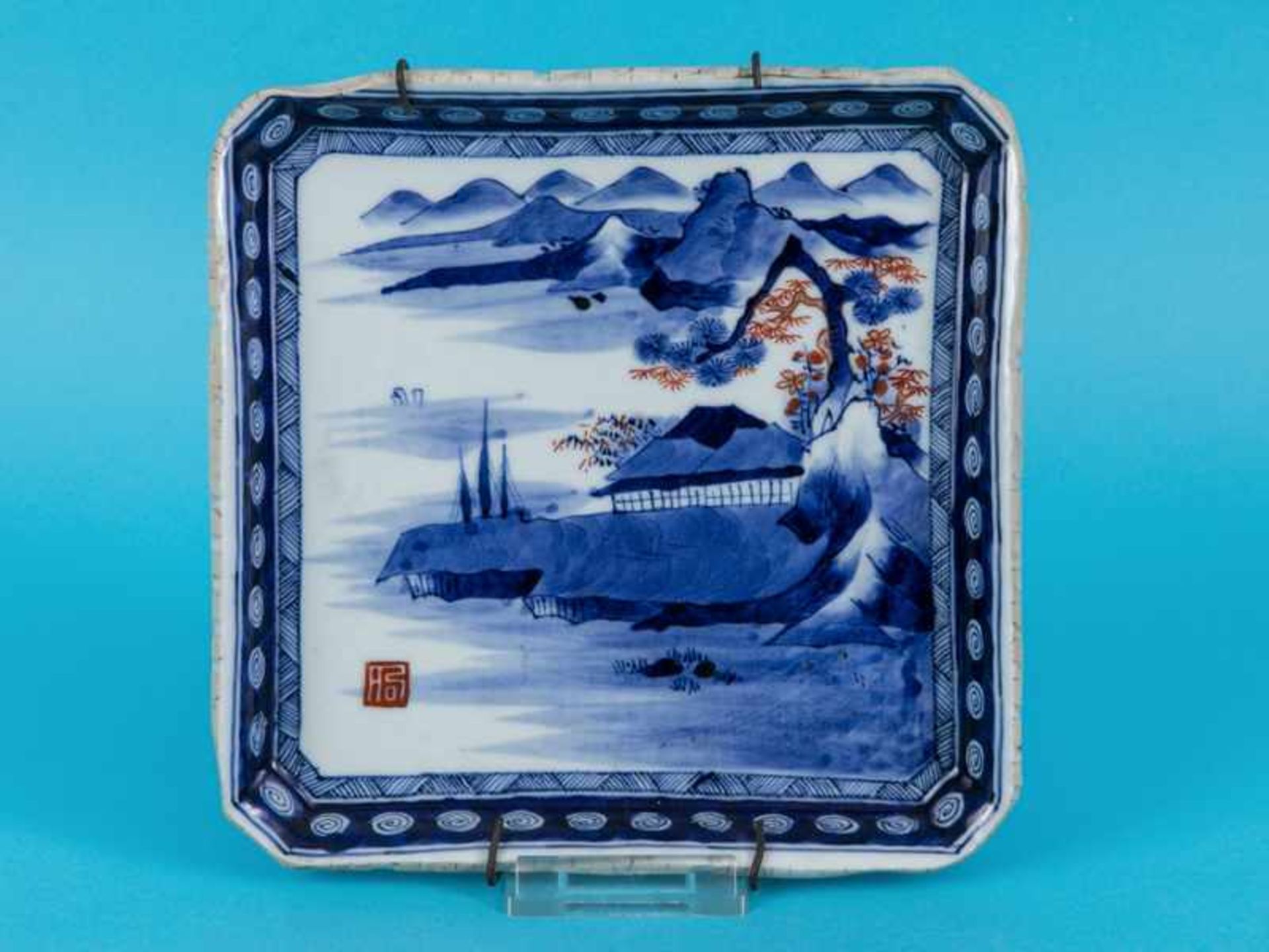 Schale mit Landschaftsmotiv, China, um 1900. Porzellan mit unter Glasur blauer Malerei, partiell