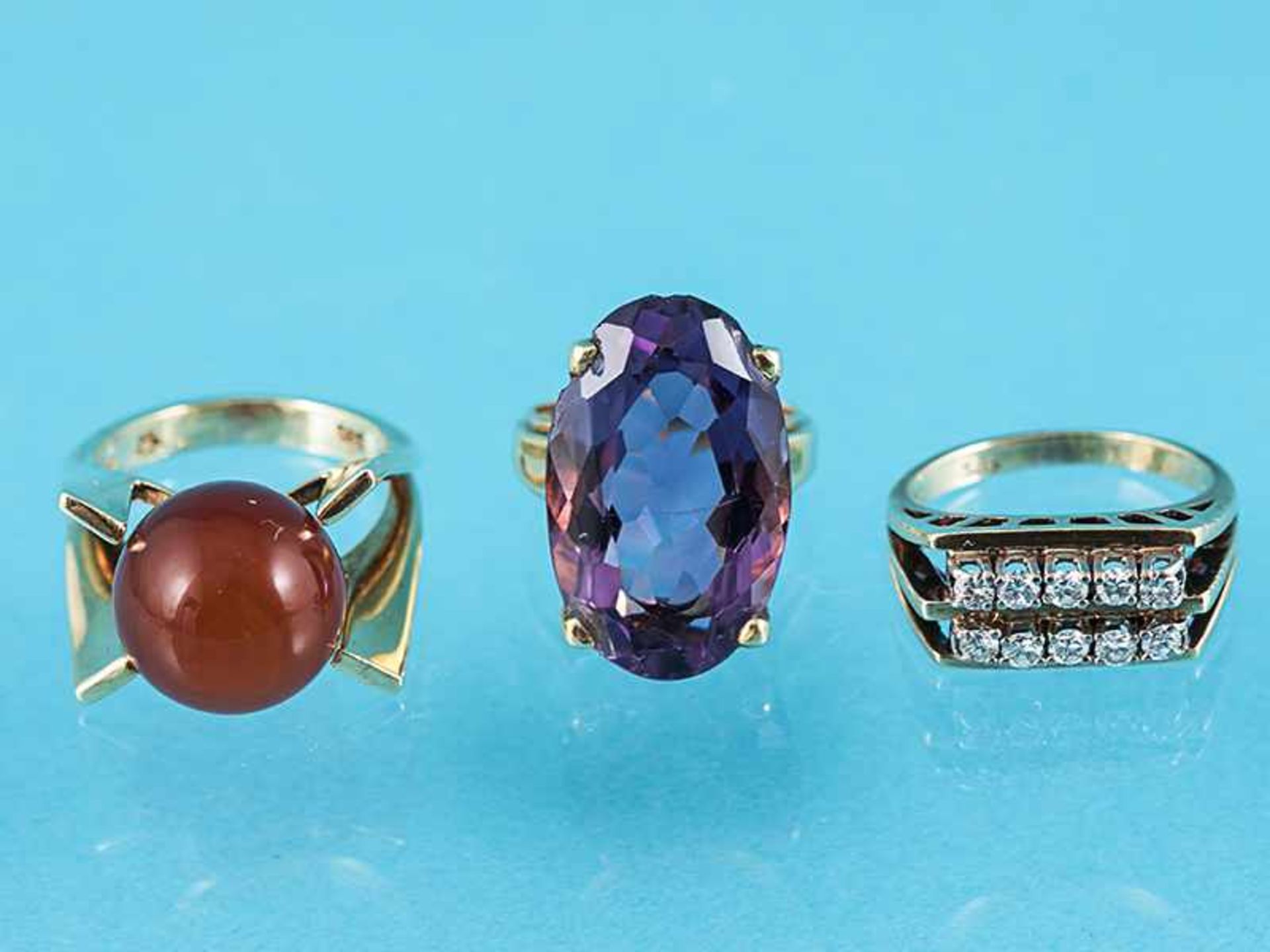 3 verschiedene Ringe mit Amethyst, Karneol und Brillanten, zusammen ca. 0,2 ct, 70-er Jahre 1.) Ring