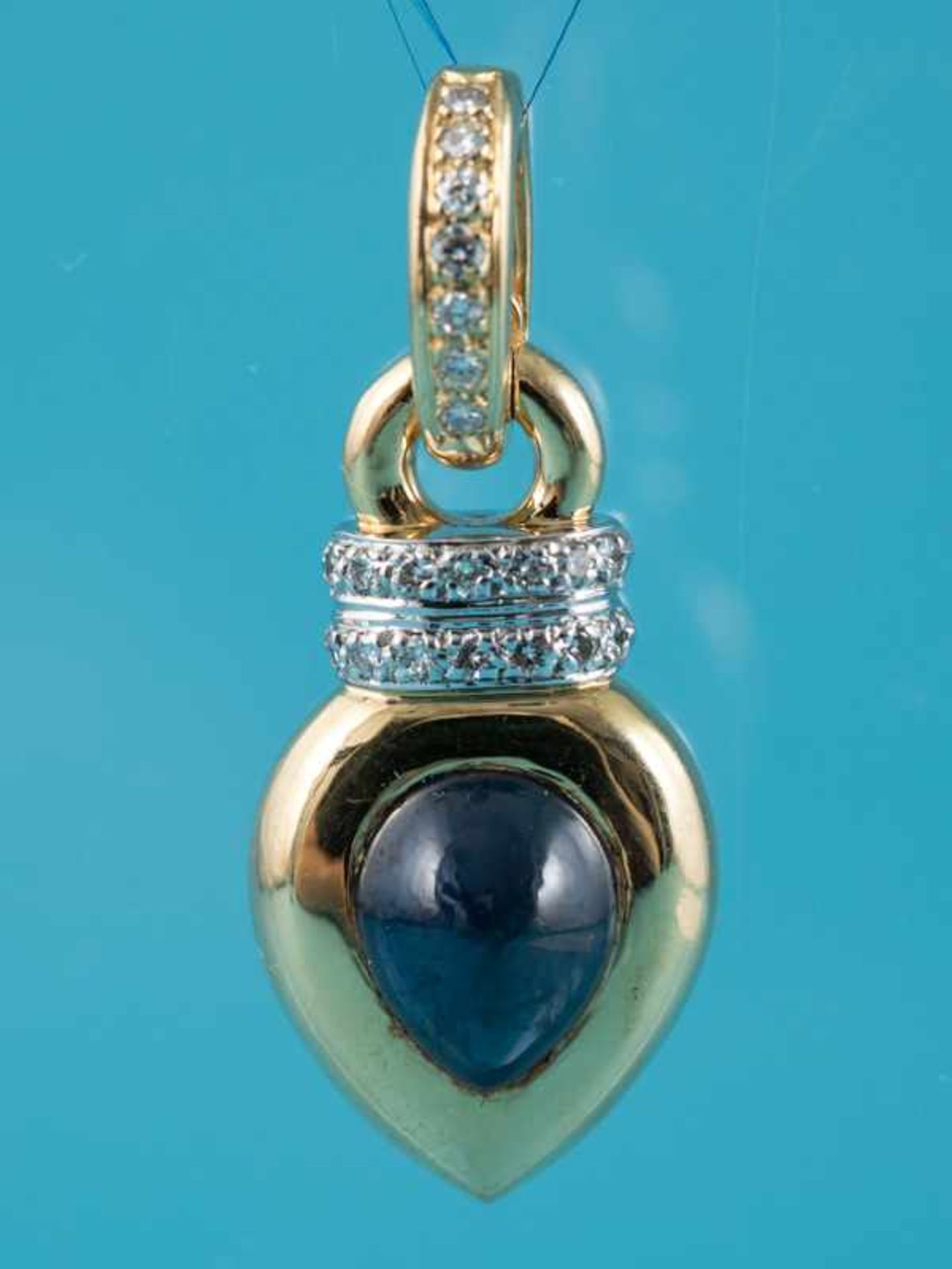 Anhänger mit Saphir-Cabochon und 22 Diamanten, zusammen ca. 0,22 ct, Juwelier Hans Paul Buchwald,