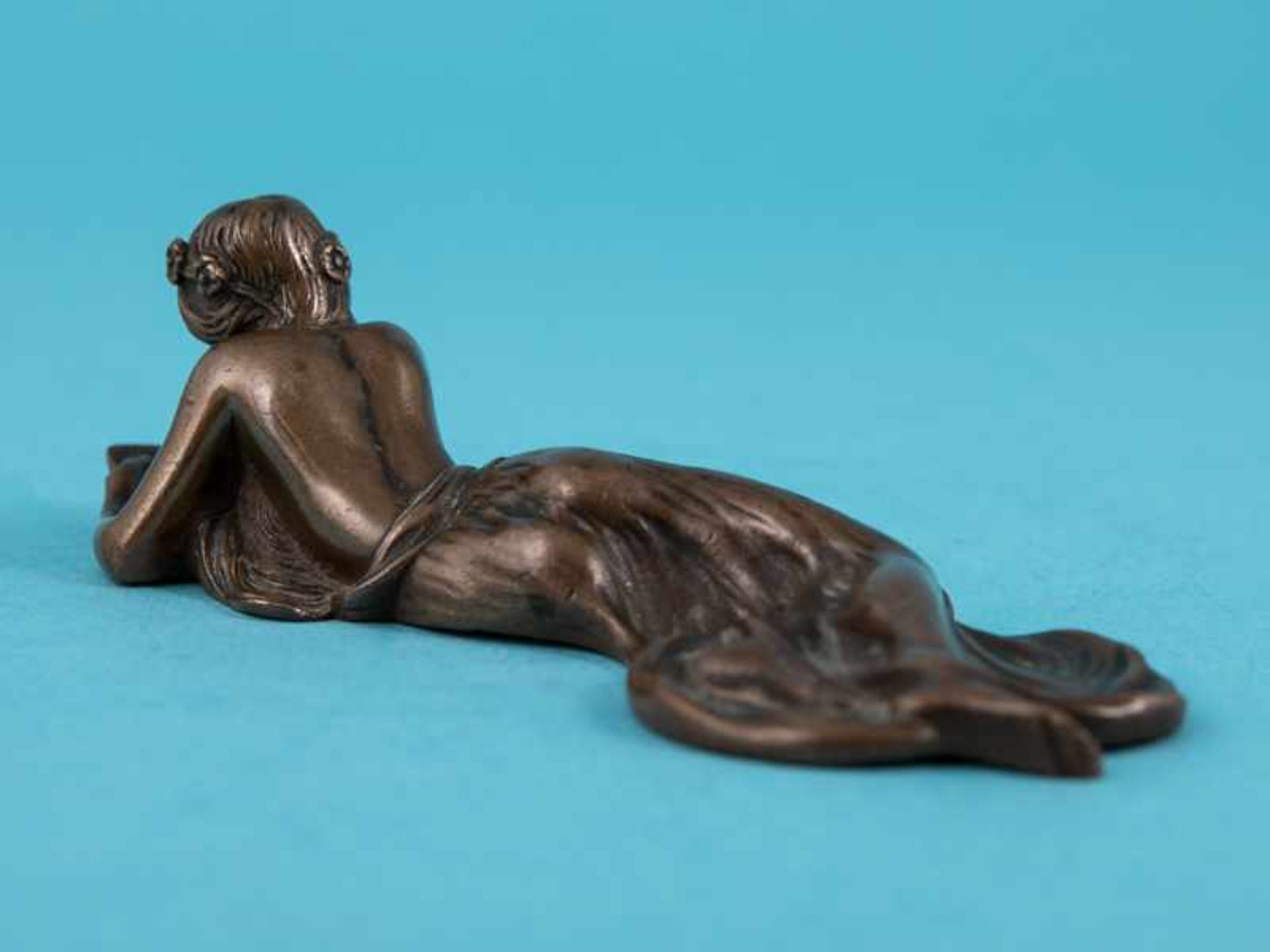 Jugendstil-Kleinplastik einer Liegenden, Frankreich oder Deutschland, um 1900. Bronze, braun- - Bild 6 aus 9