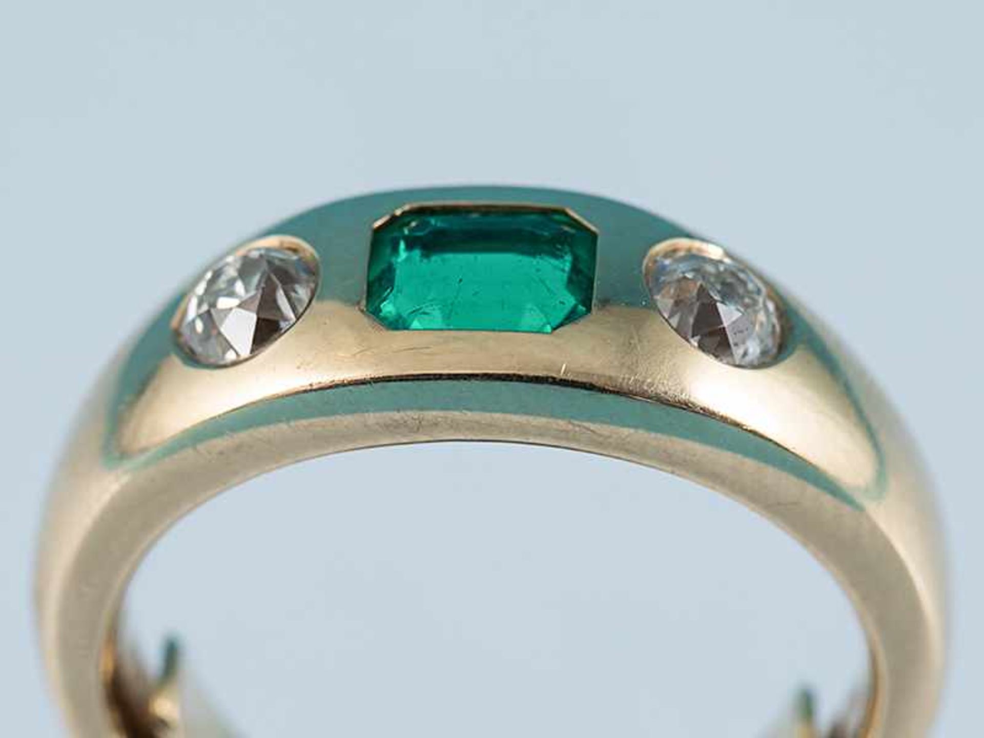 Massiver Bandring mit Smaragd ca. 1,09 ct und 2 Altschliff-Diamanten, zusammen 0,73 ct, - Bild 5 aus 5