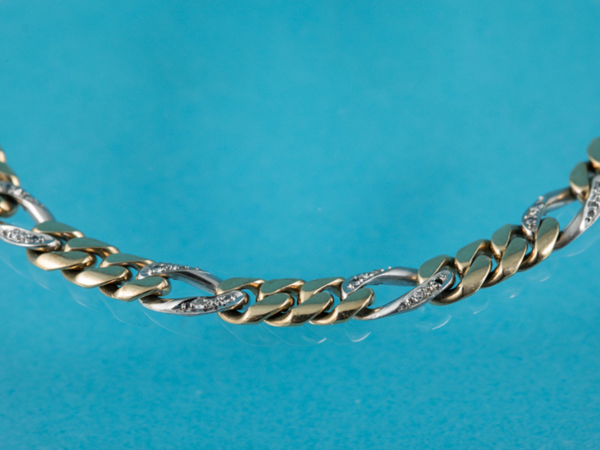 Armband mit 40 kleinen Achtkant-Diamanten, 90-er Jahre 585/- Gelbgold. Gesamtgewicht ca. 18,8 g. - Image 3 of 4