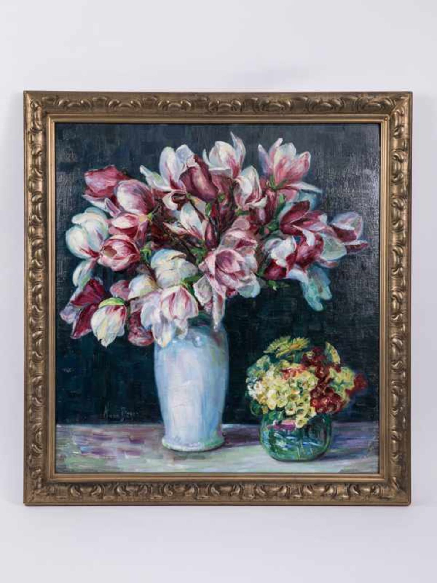 Beyer, Anna (1867 - 1922). Öl auf Malkarton; "Großes Blumenstilleben mit 2 verschiedenen Vasen-