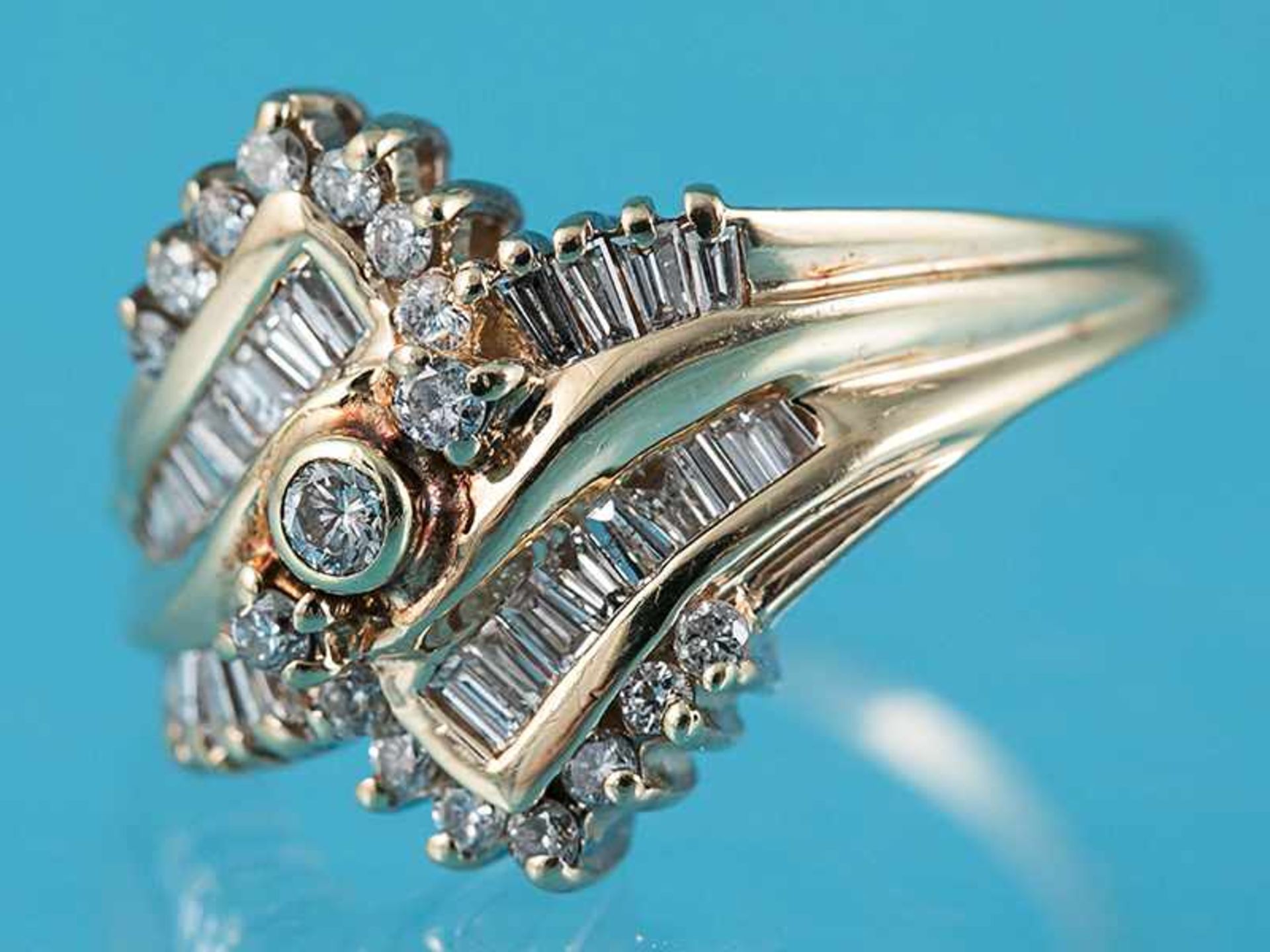 Ring mit Brillanten und Diamant-Baguettes, zusammen ca. 0,7 ct, 20. Jh. 585/- Gelbgold. - Bild 2 aus 5