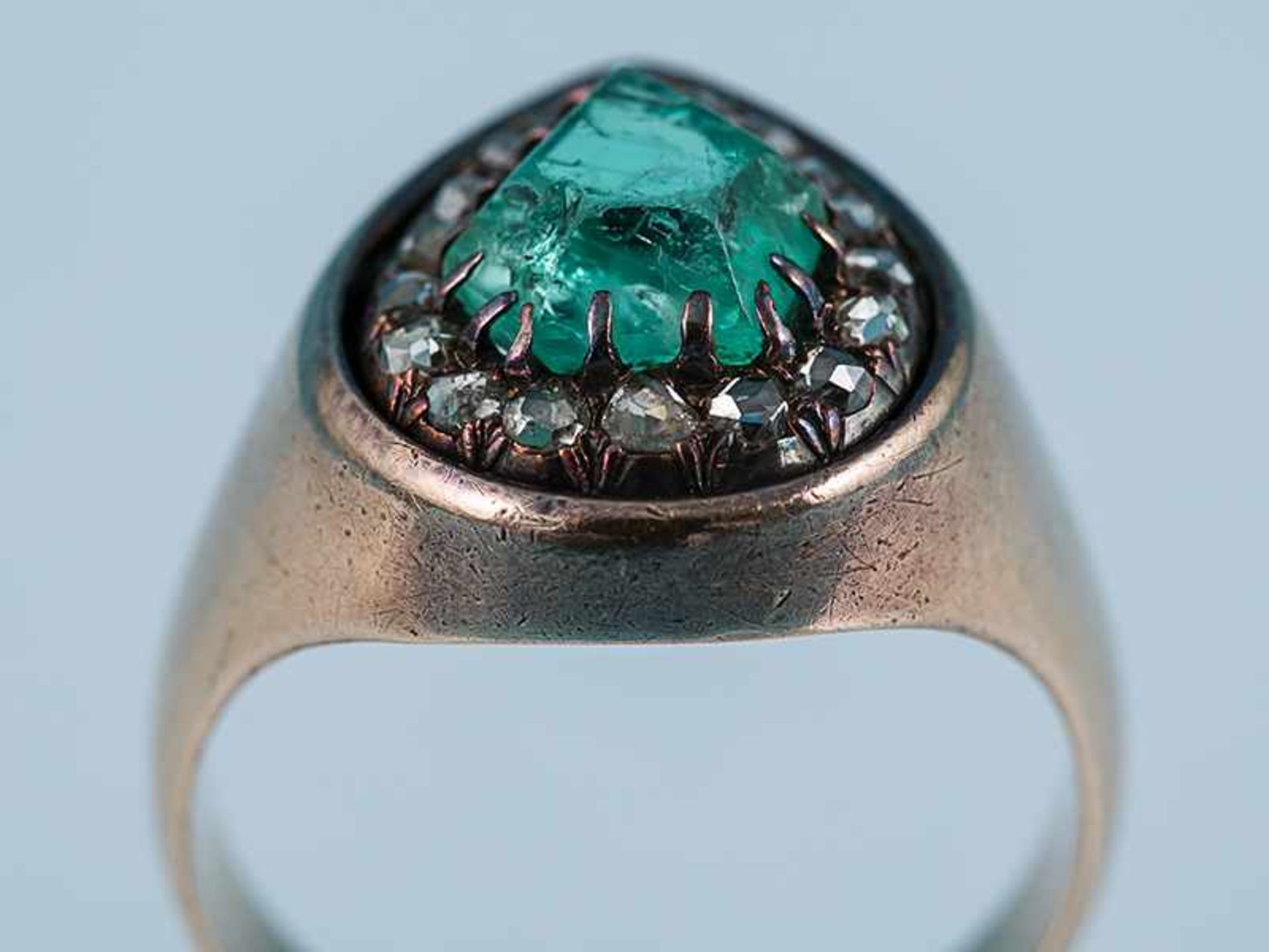 Antiker Ring mit Smaragd ca. 3 ct und 18 Diamantrosen, zusammen ca. 0,25 ct, um 1900 585/- Gelbgold. - Bild 6 aus 7