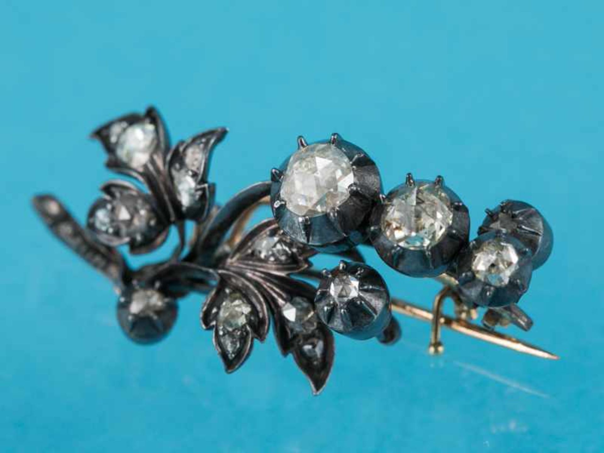 Antike Blütennadel/ - Anhänger mit 20 Diamantrosen, zusammen ca. 1,7 ct, Frankreich, 1. Hälfte 19. - Bild 5 aus 5