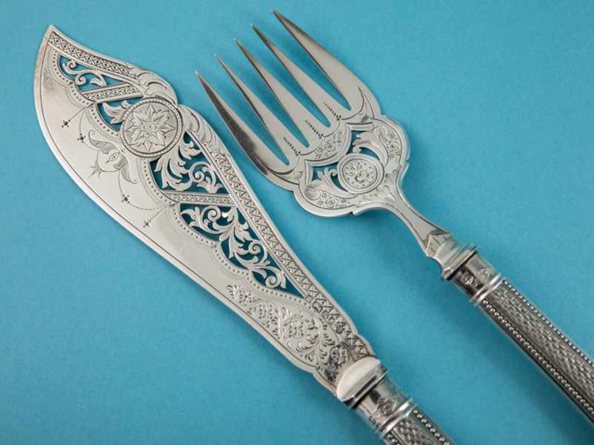 Victorianisches Fisch-Vorlegebesteck, Levesley Brothers, Sheffield, 1884. 925/-Silber, Gesamtgewicht - Bild 2 aus 4