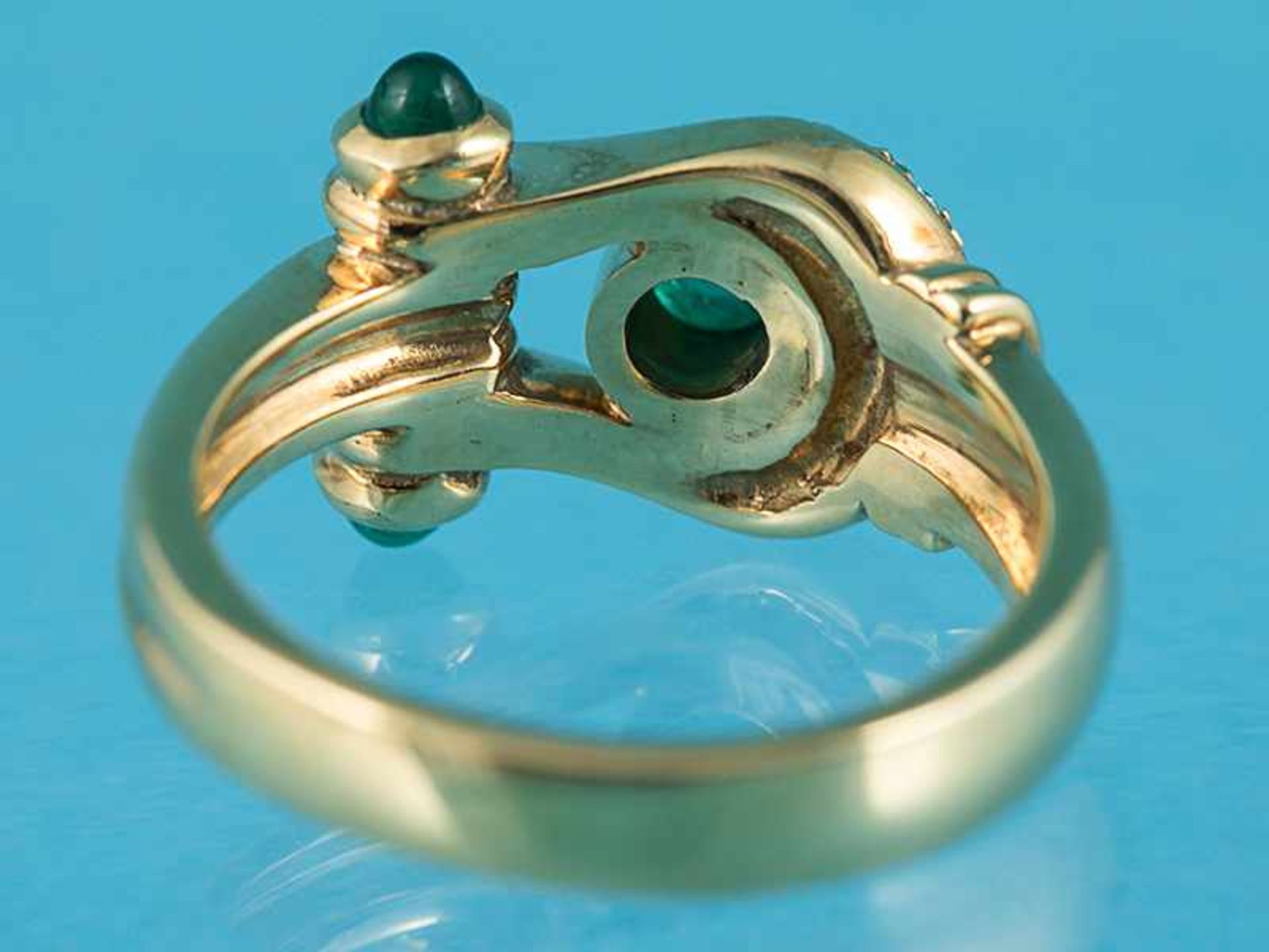 Ring mit 3 kleinen Smaragd-Cabochons und 15 Brillanten, zusammen ca. 0,15 ct, Victor Meyer, - Image 5 of 6
