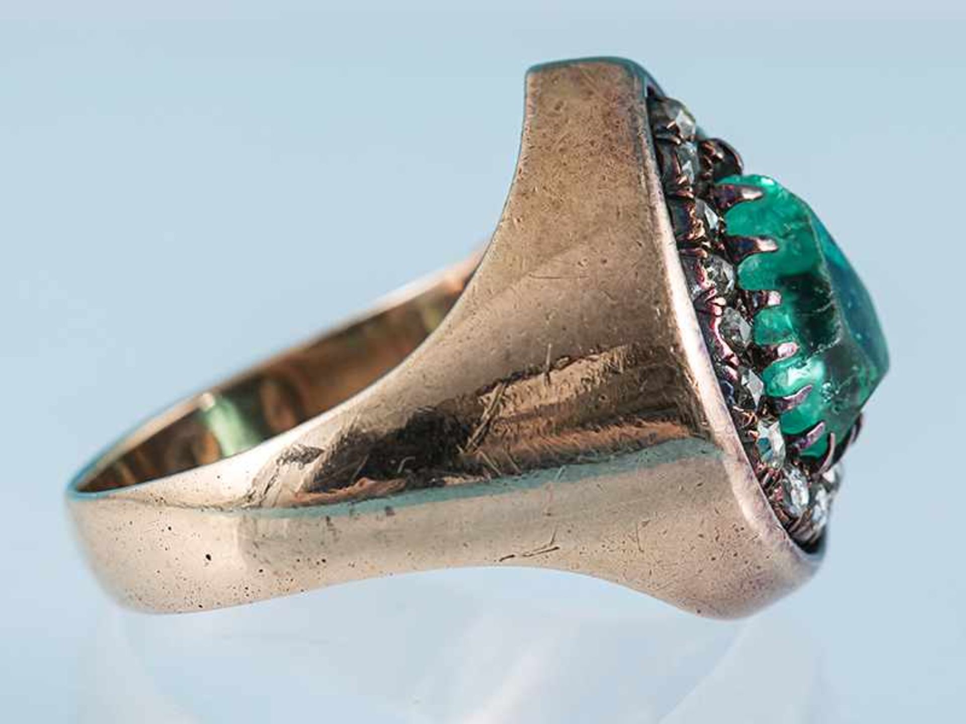 Antiker Ring mit Smaragd ca. 3 ct und 18 Diamantrosen, zusammen ca. 0,25 ct, um 1900 585/- Gelbgold. - Bild 7 aus 7