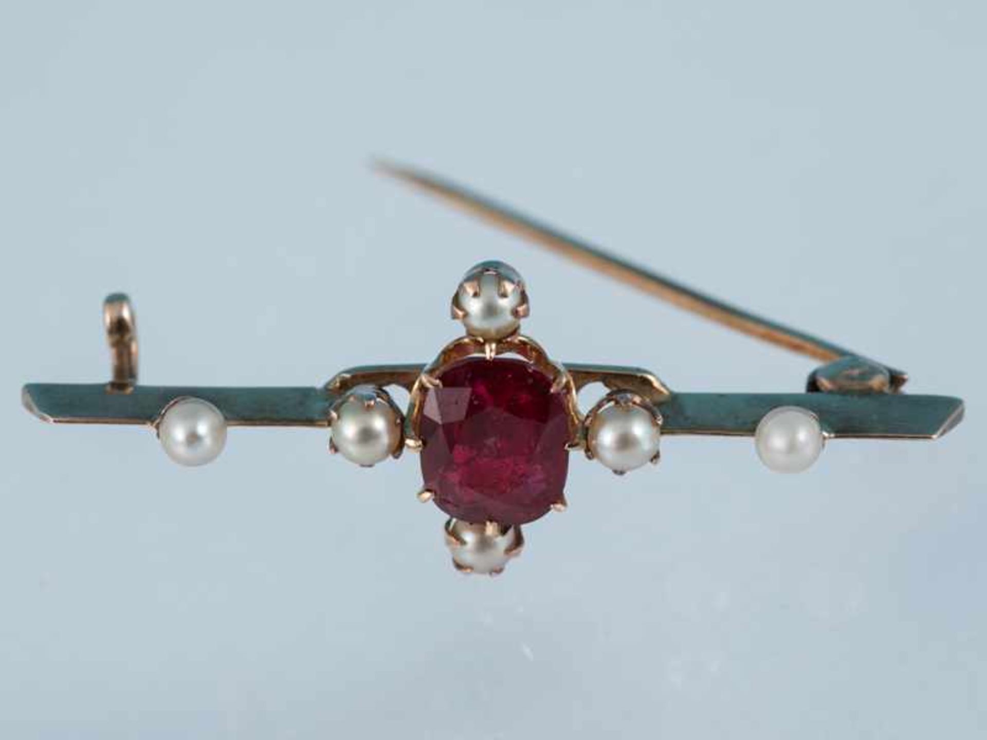 Nadel mit hochfeinem Rubin ca. 1,4 ct und 6 Orientperlen, aus Bogota, Kolumbien von Juwelier Bauer & - Bild 6 aus 7
