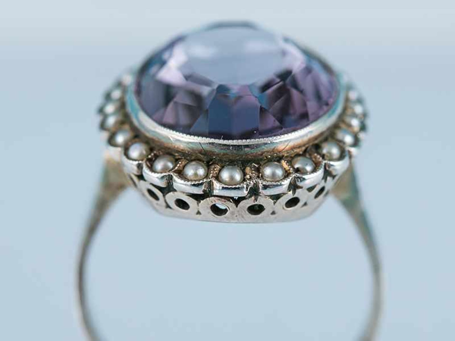 Ring mit Amethyst und 24 Keshirhalbperlen, Anfang 20. Jh. 830/- Silber. Gesamtgewicht ca.5,7 g. Oval - Image 5 of 5