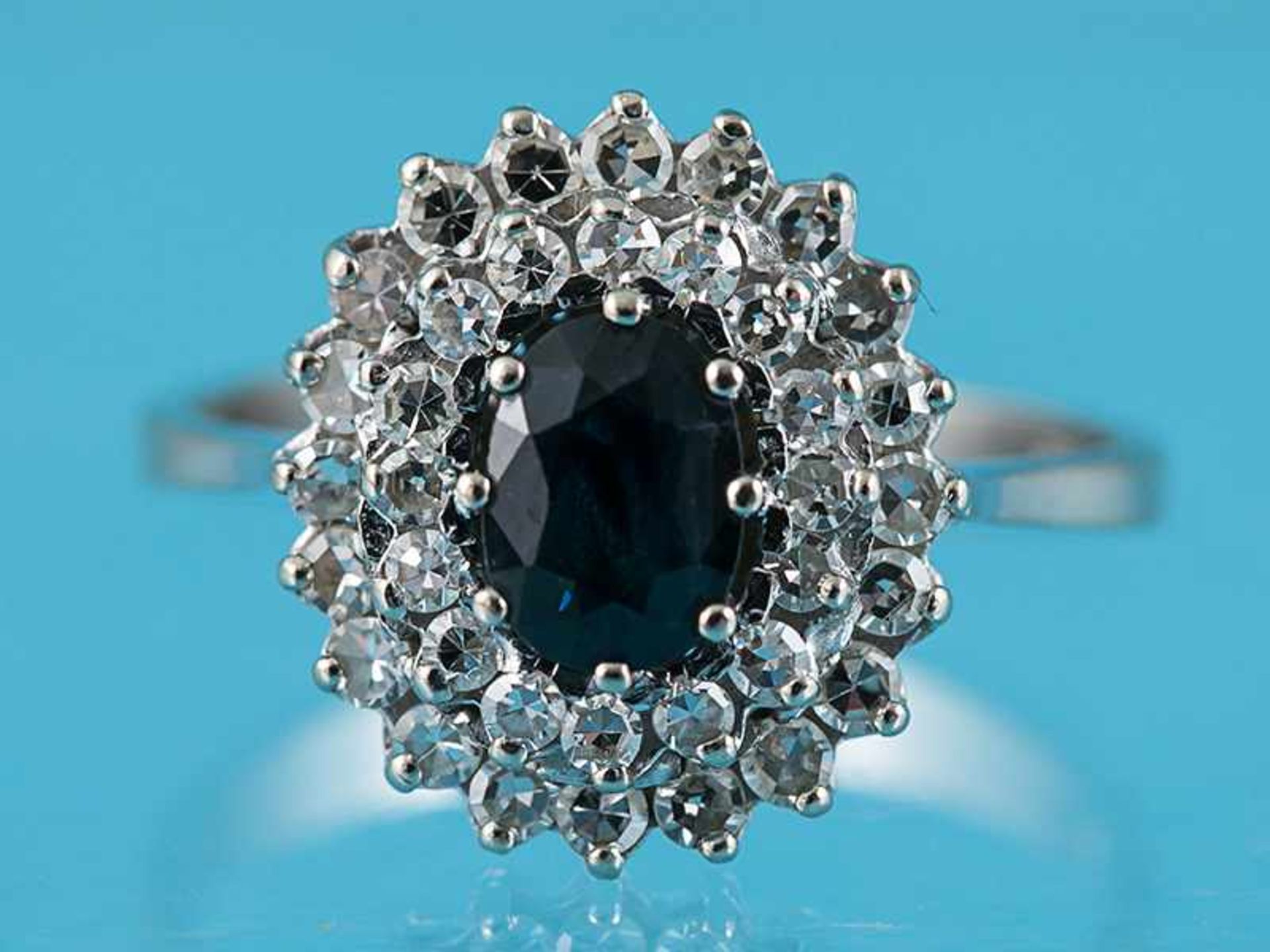 Ring mit Saphir ca. 0,8 ct und 36 Achtkant-Diamanten, zusammen ca. 0,45 ct, 70-er Jahre 585/-