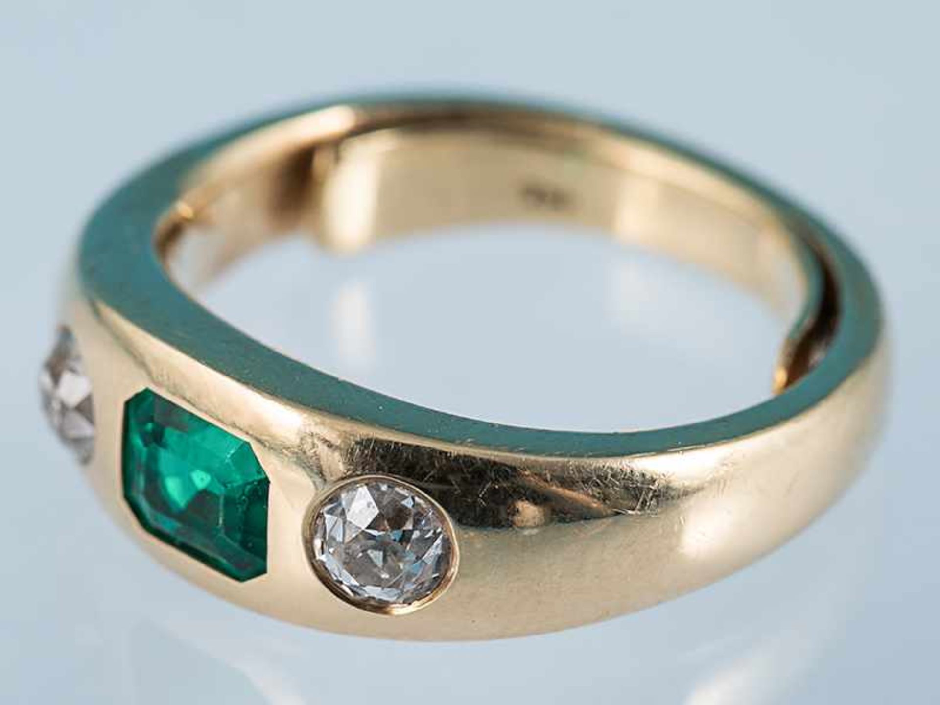 Massiver Bandring mit Smaragd ca. 1,09 ct und 2 Altschliff-Diamanten, zusammen 0,73 ct, - Image 2 of 5