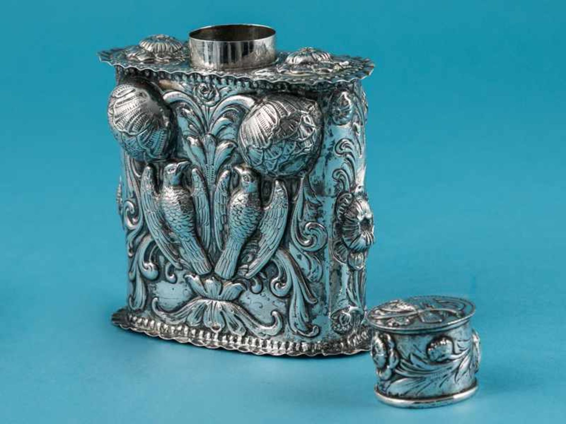 Teedose mit Vogel- und Blütenrelief, deutsch (wohl Hanau), um 1900. 800/-Silber, ca. 241 g; auf