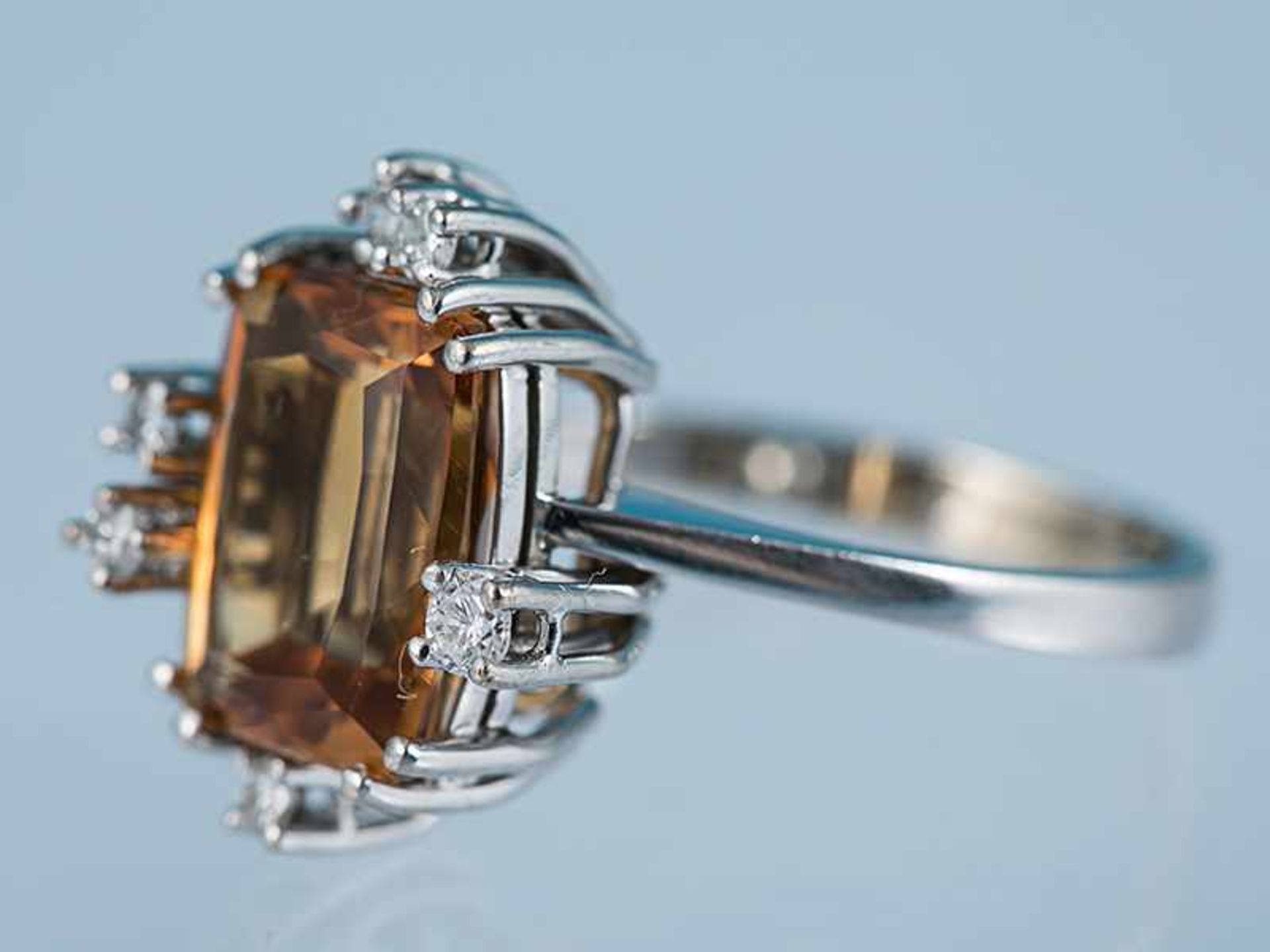 Ring mit Citrin und 6 Brillanten, zusammen ca. 0,13 ct, 70-er Jahre 585/- Weißgold. Gesmatgewicht - Image 2 of 5