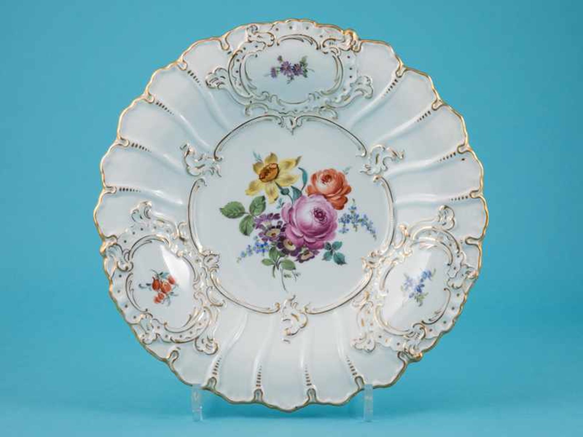 Großer Prunkschalen-Teller, Meissen, 1924/34; Deputat. Weißporzellan mit polychromer Floralmalerei