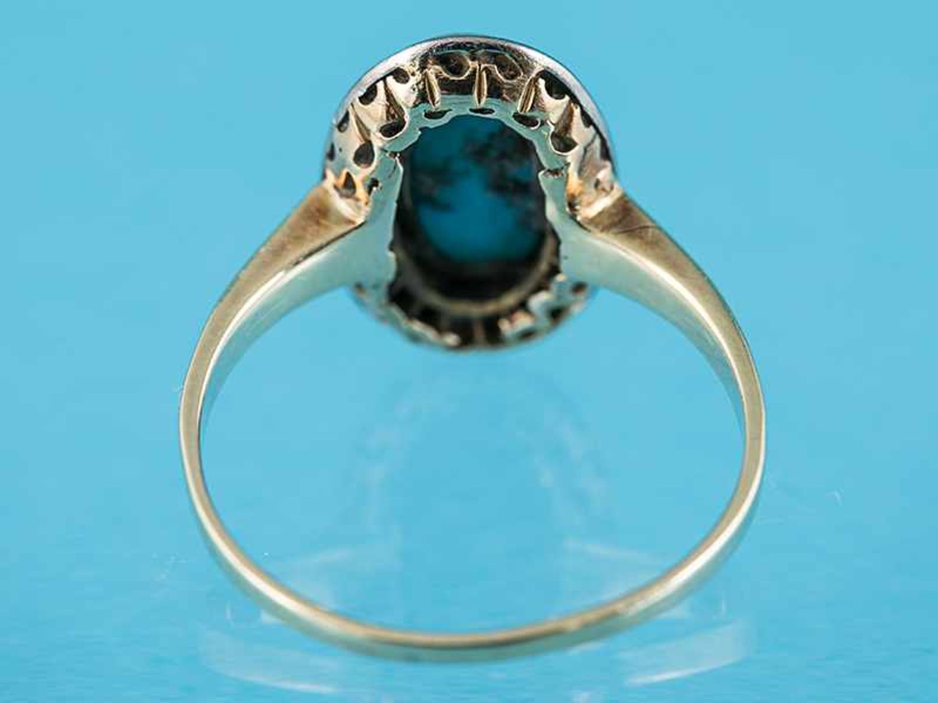 Antiker Ring mit Türkis-Cabochon und 19 Achtkant-Diamanten, zusammen ca. 0,2 ct, um 1900 585/- - Bild 3 aus 4