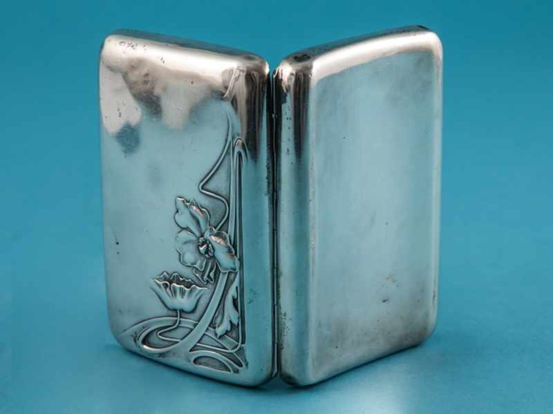 Jugendstil-Zigaretten-Etui, deutsch, um 1900. 800/-Silber, ca. 134 g; rechteckige, leicht gewölbte - Bild 2 aus 5