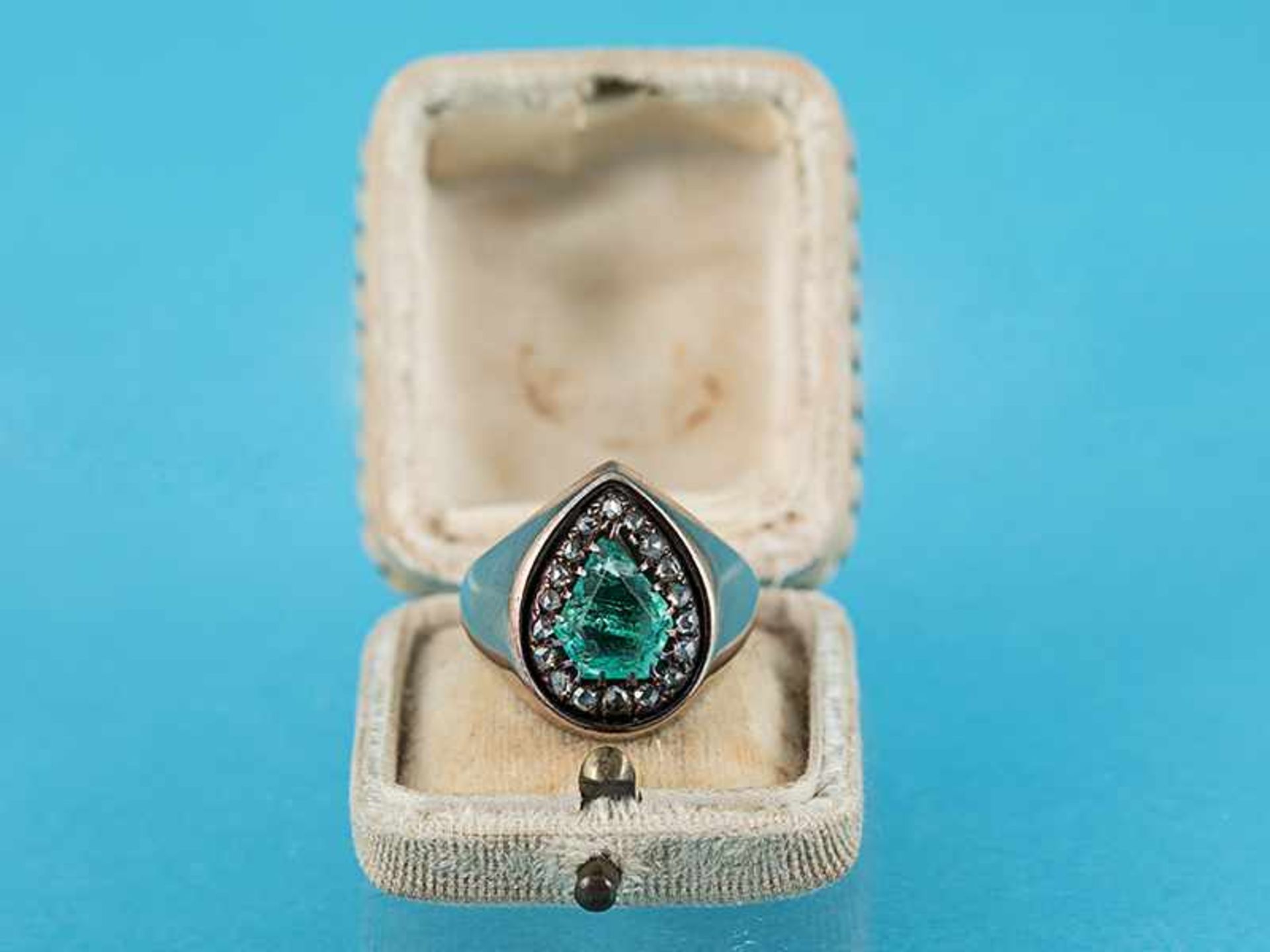 Antiker Ring mit Smaragd ca. 3 ct und 18 Diamantrosen, zusammen ca. 0,25 ct, um 1900 585/- Gelbgold. - Image 4 of 7