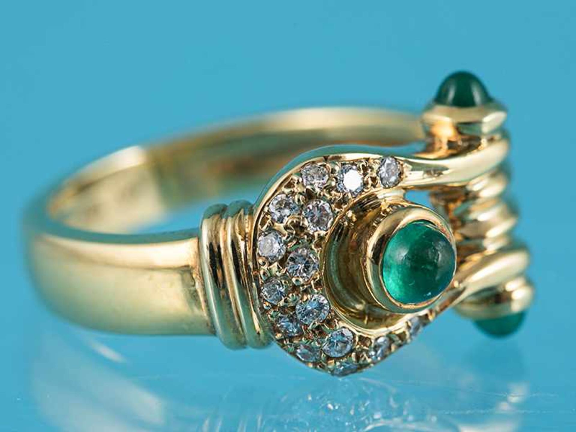 Ring mit 3 kleinen Smaragd-Cabochons und 15 Brillanten, zusammen ca. 0,15 ct, Victor Meyer, - Image 2 of 6