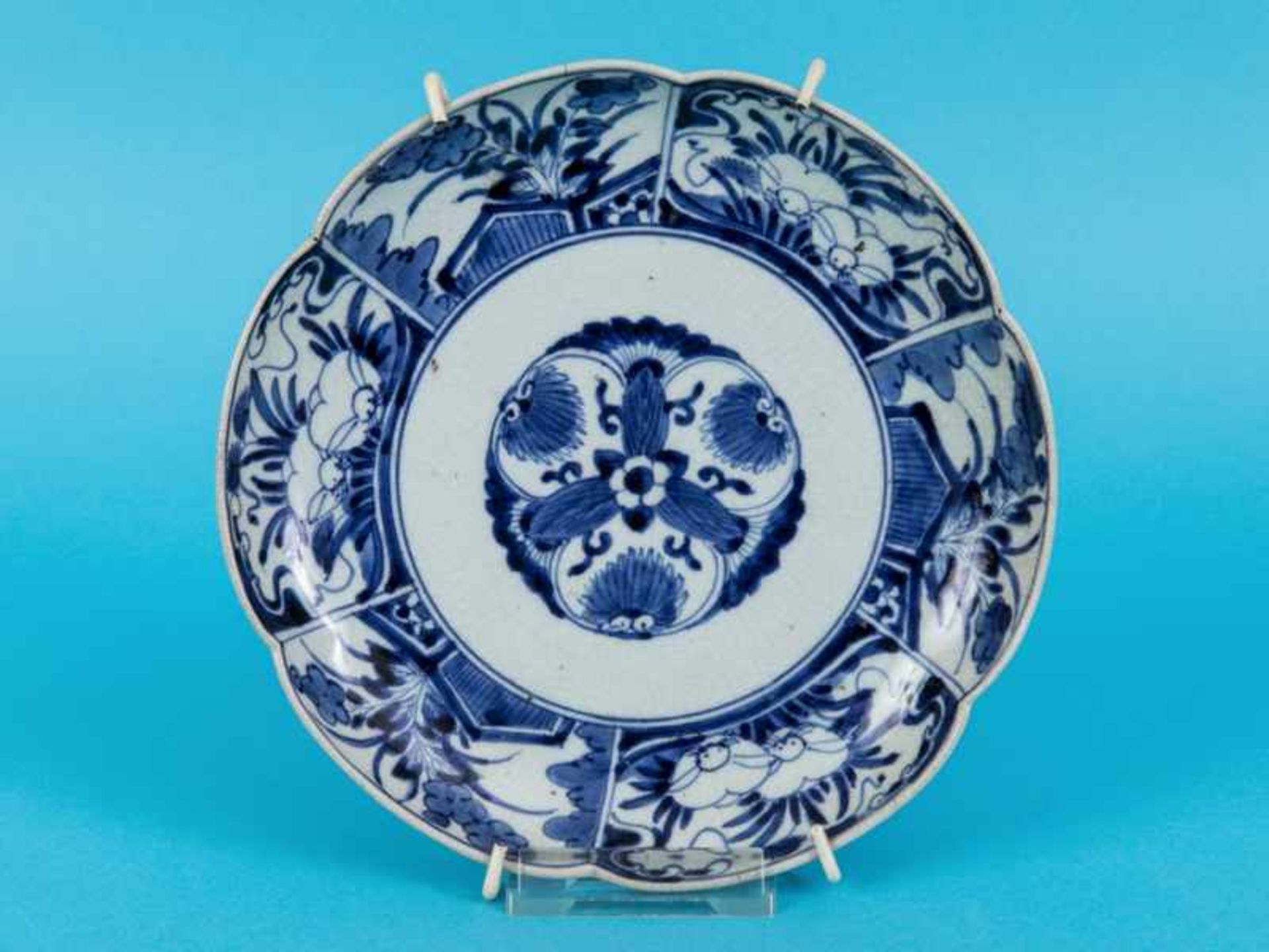 Kleiner Teller mit Blaumalerei, wohl China, um 1900. Steingut mit unter Glasur blauem Dekor; rund