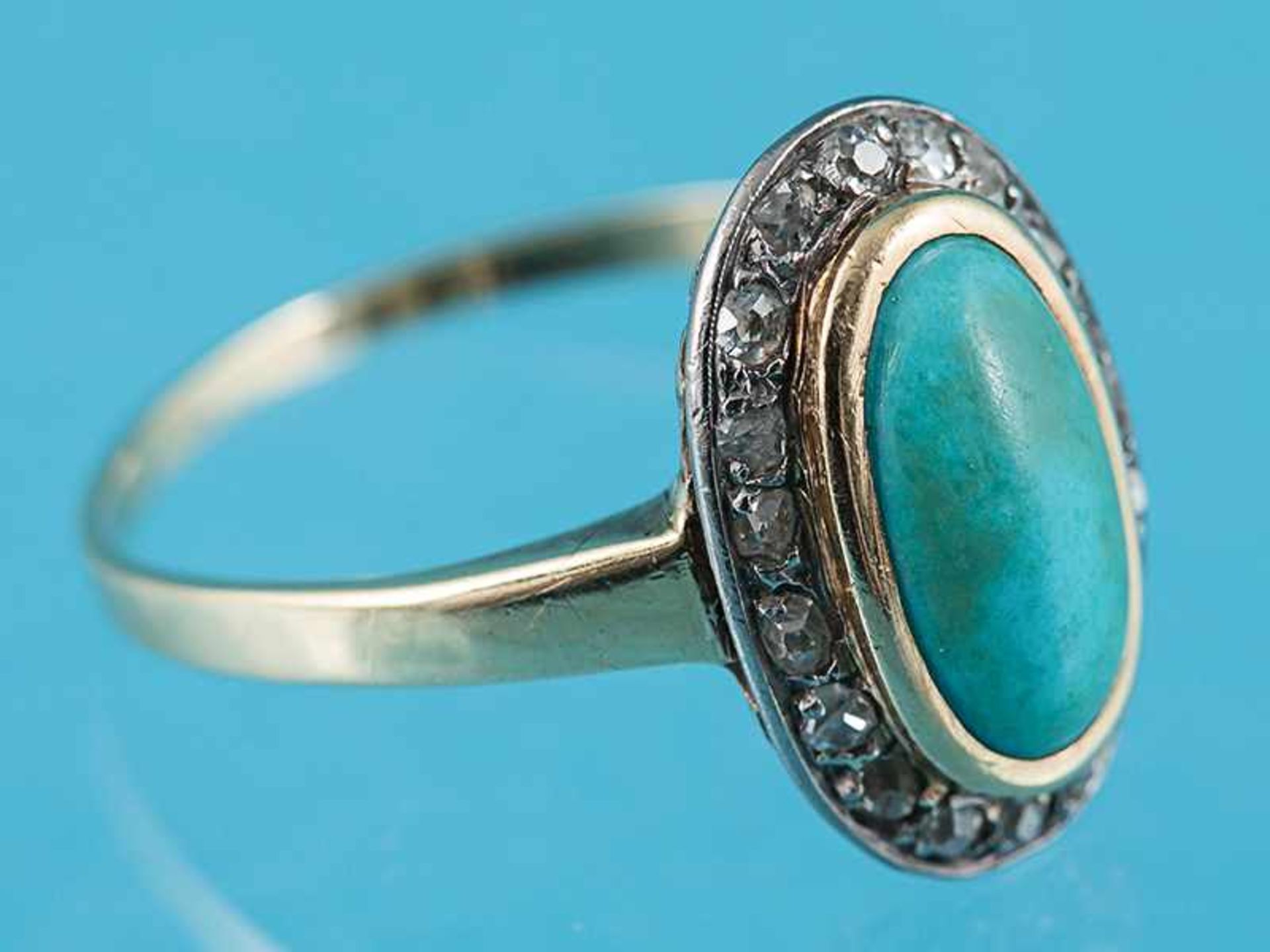 Antiker Ring mit Türkis-Cabochon und 19 Achtkant-Diamanten, zusammen ca. 0,2 ct, um 1900 585/- - Bild 2 aus 4