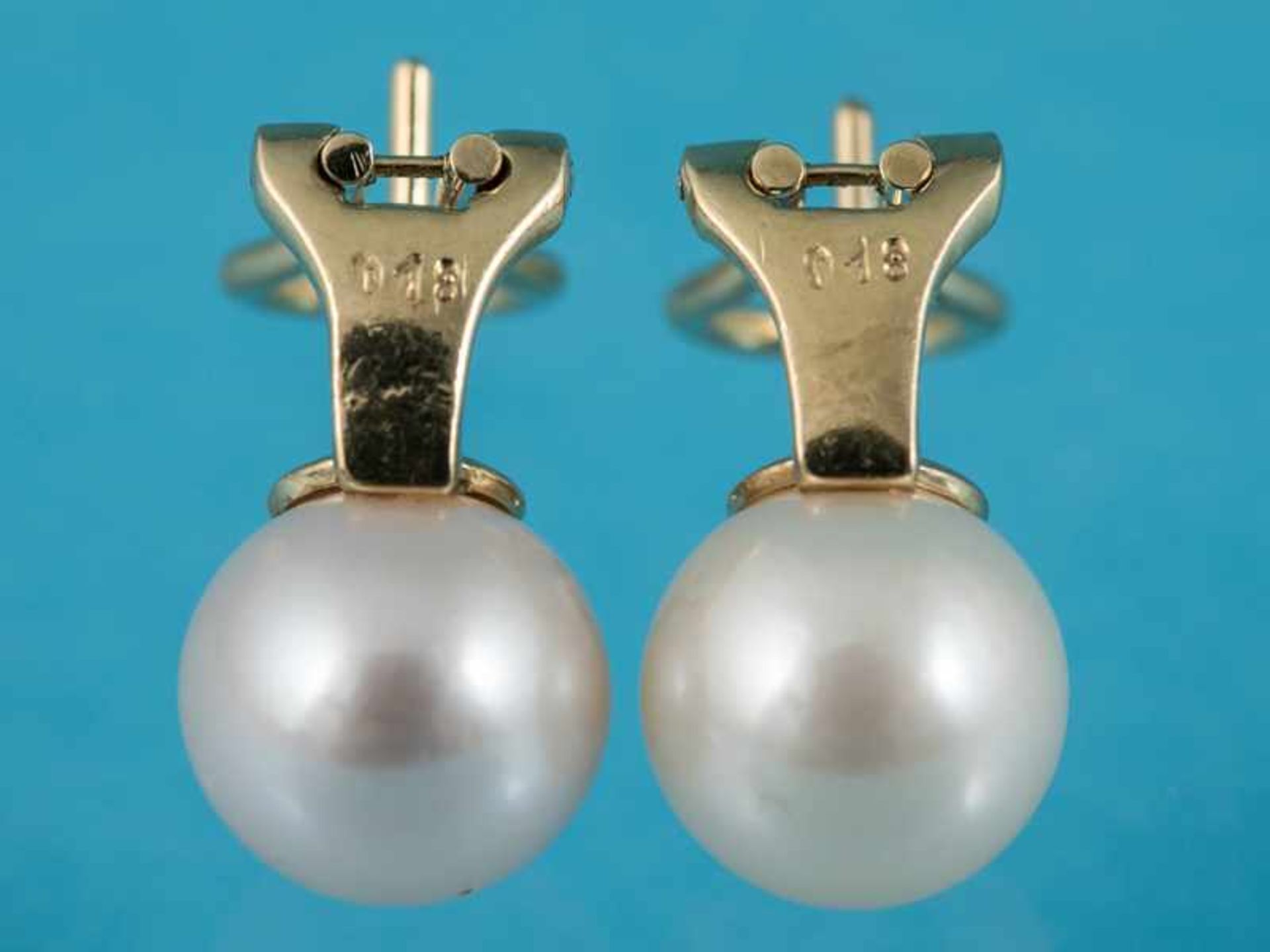 Paar Ohrclips mit Akoja-Perlen und 2 Brillanten, zusammen ca. 0,36 ct, 21. Jh. 750/- Gelbgold. - Image 3 of 4