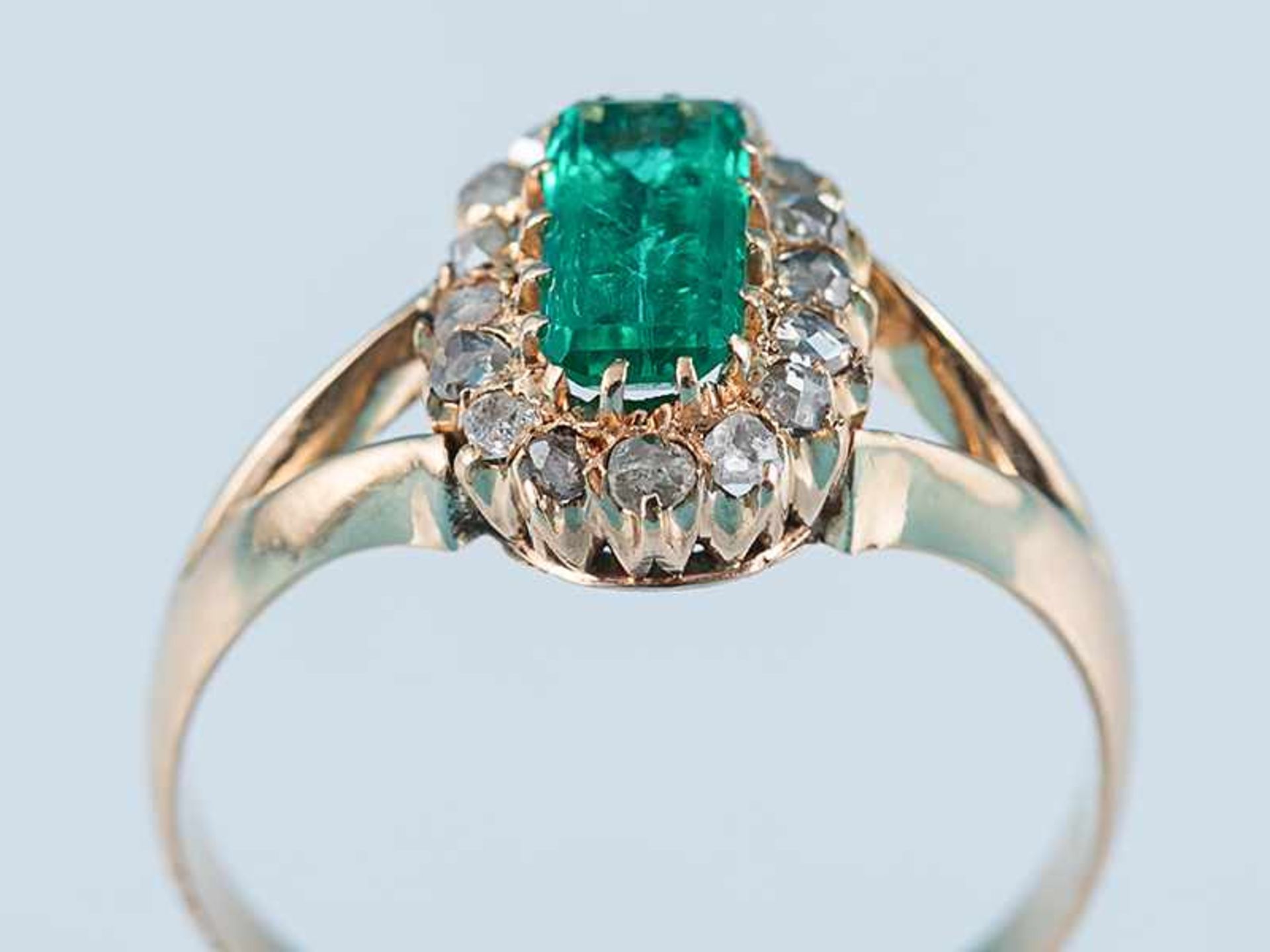 Antiker Ring mit sehr feinem Smaragd, ca. 0,7 ct und 16 Diamantrosen, zusammen ca. 0,14 ct, aus - Bild 5 aus 5