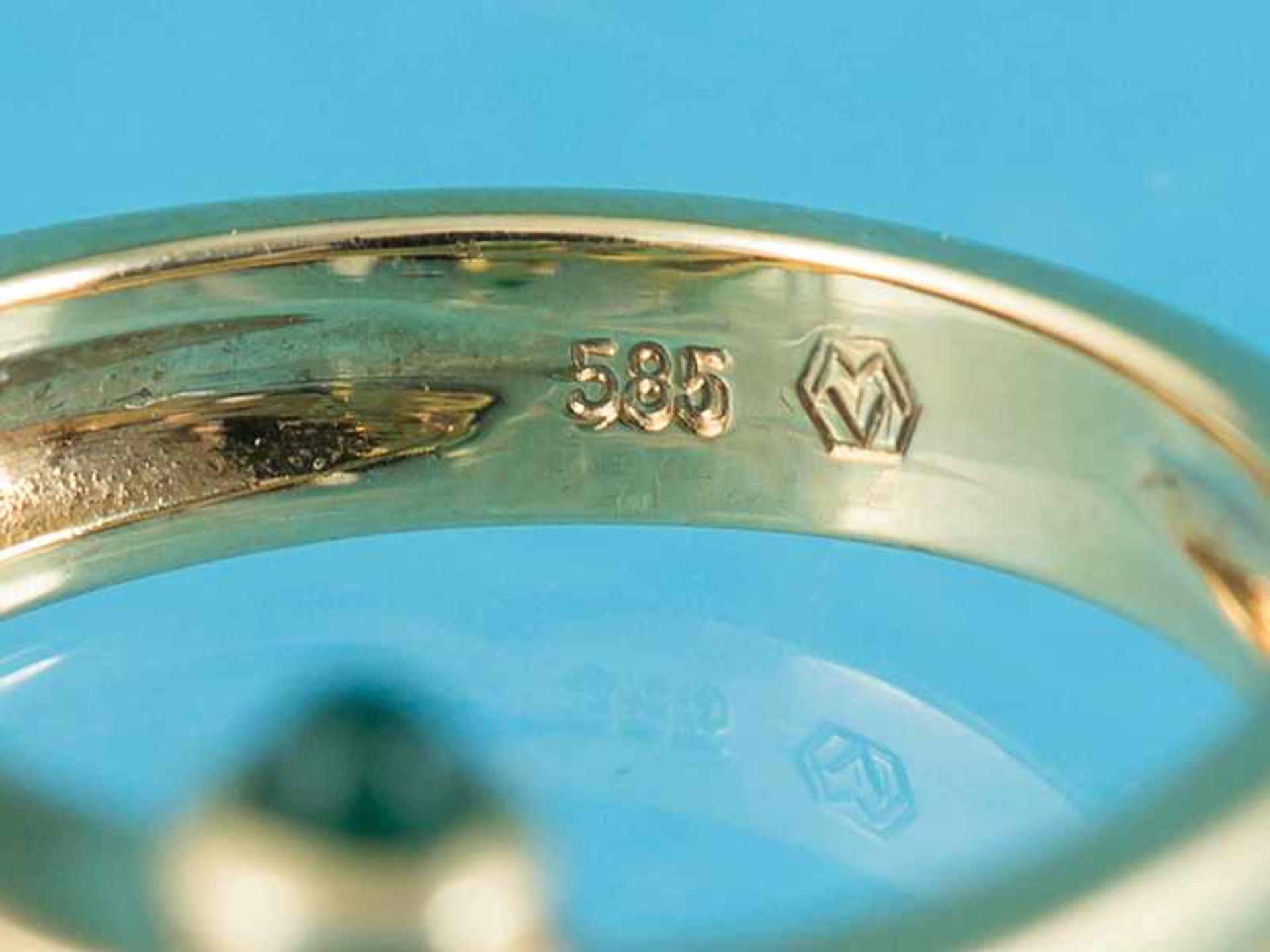 Ring mit 3 kleinen Smaragd-Cabochons und 15 Brillanten, zusammen ca. 0,15 ct, Victor Meyer, - Image 4 of 6