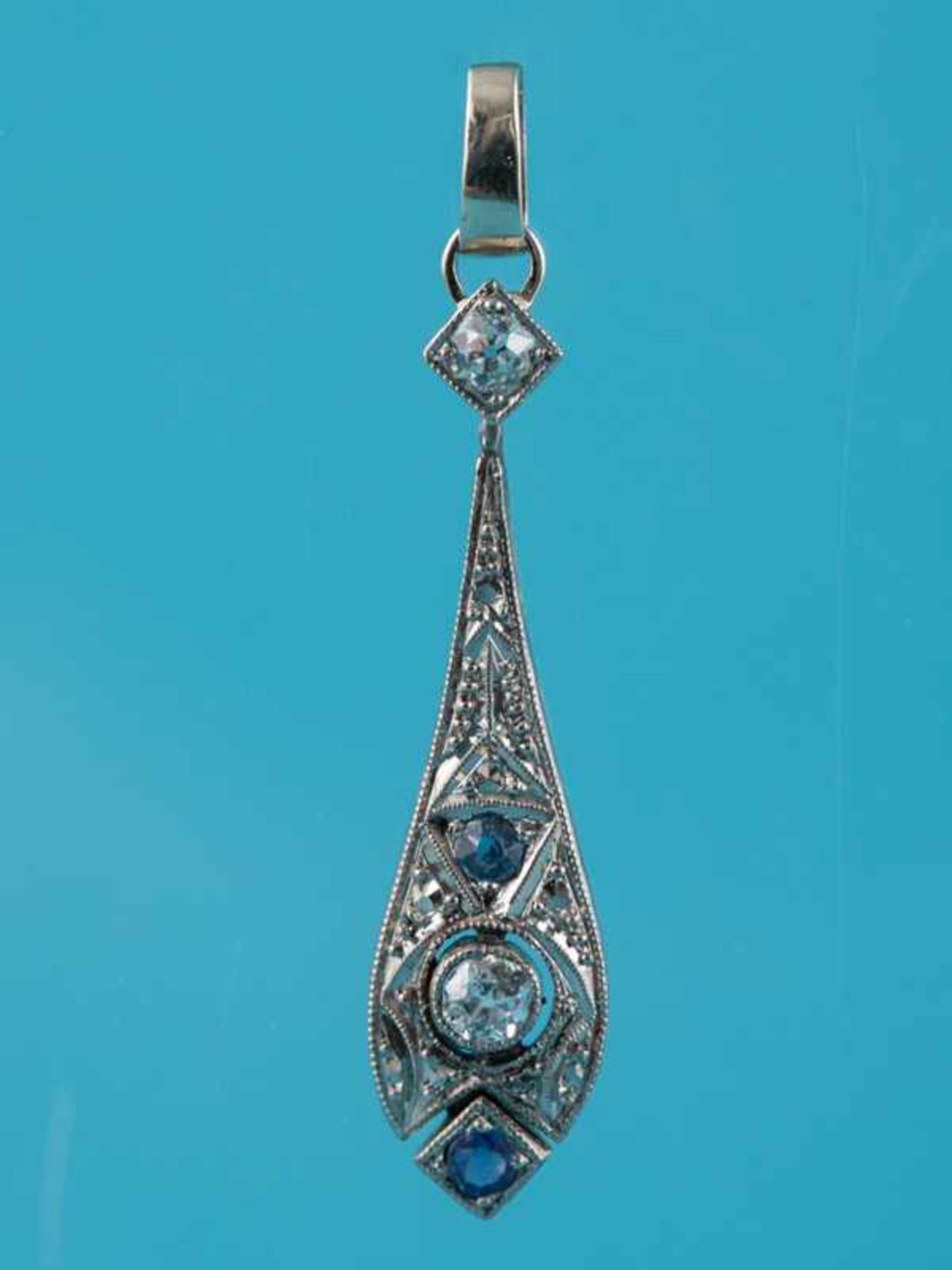 Anhänger mit blauen Farbsteinen und 2 Altschliff-Diamanten, zusammen ca. 0,2 ct, Art Déco 585/-