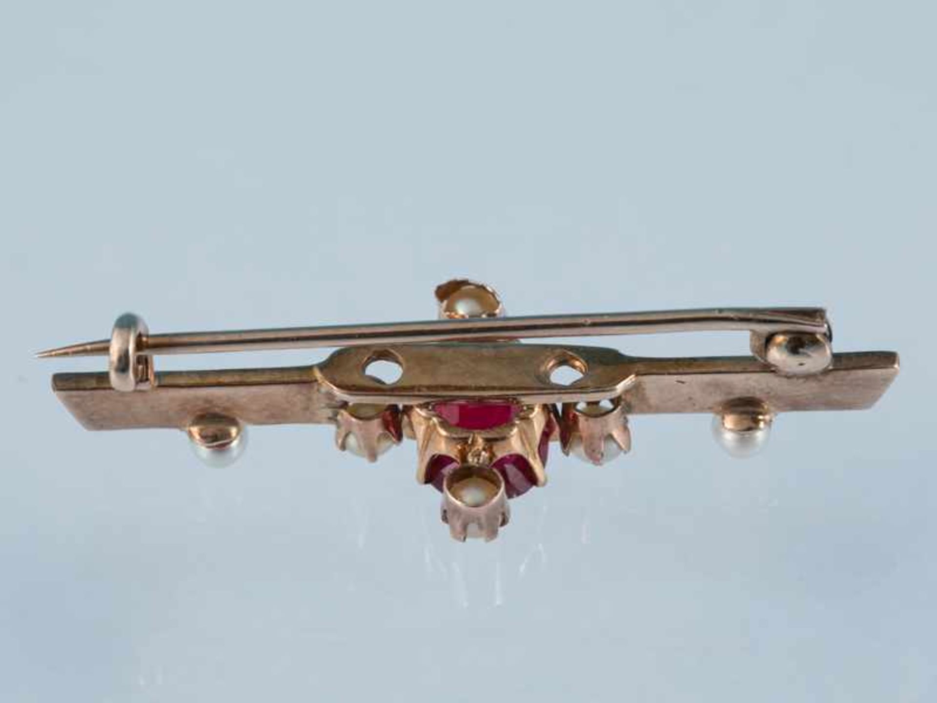 Nadel mit hochfeinem Rubin ca. 1,4 ct und 6 Orientperlen, aus Bogota, Kolumbien von Juwelier Bauer & - Image 5 of 7