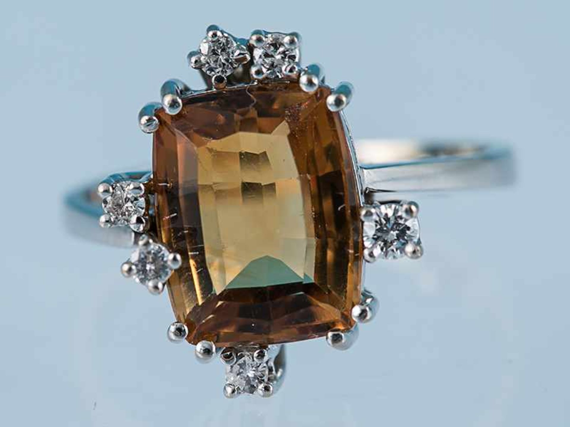 Ring mit Citrin und 6 Brillanten, zusammen ca. 0,13 ct, 70-er Jahre 585/- Weißgold. Gesmatgewicht