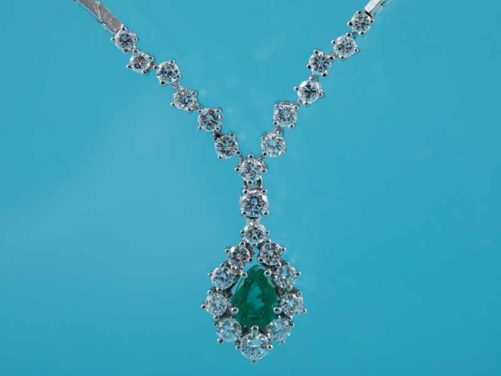 Collier mit Smaragd ca. 0,77 ct und 25 Brillanten, zusammen ca. 1,65 ct, Juweliersarbeit, 80-er