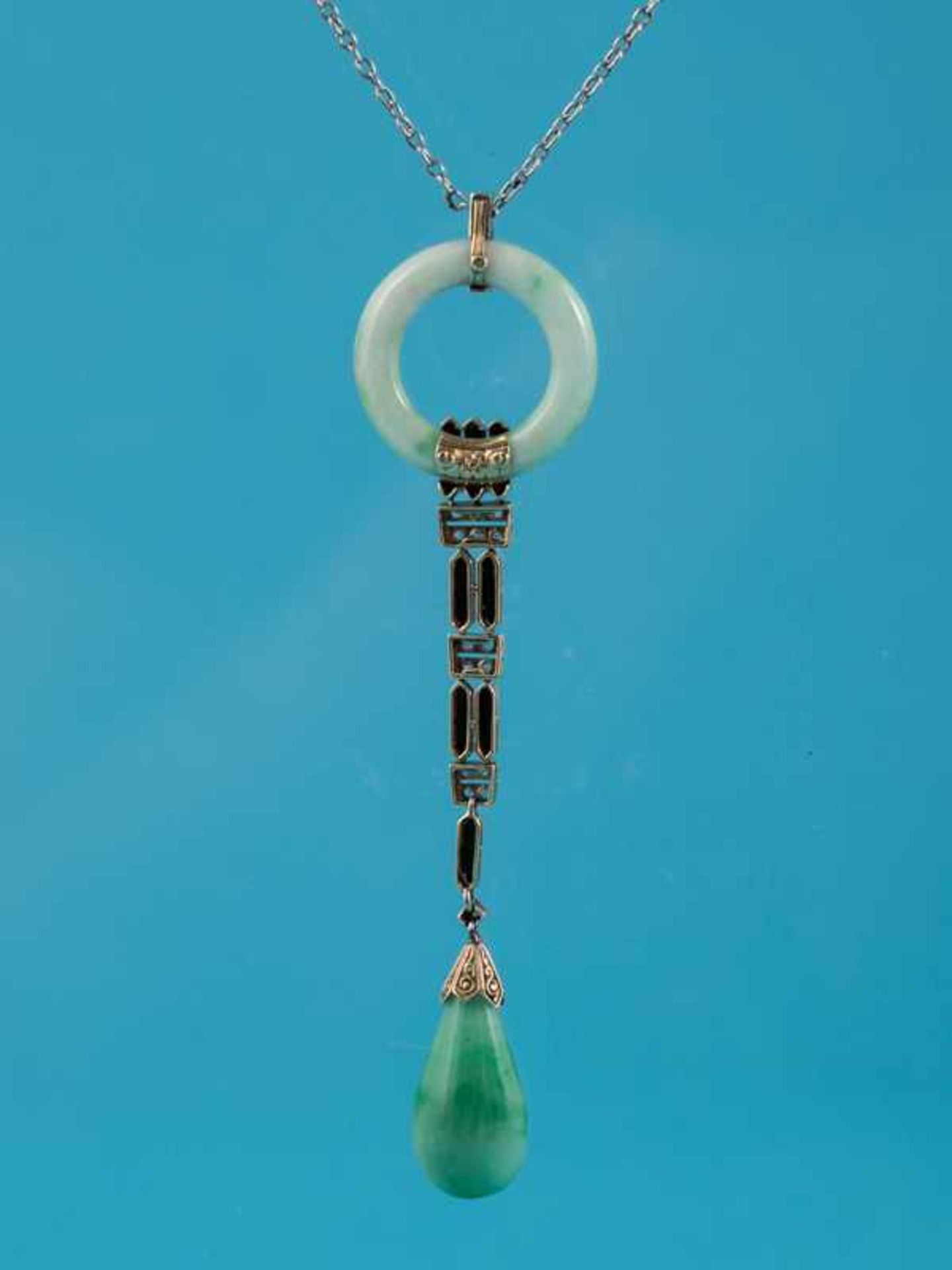 Collier mit apfelgrüner Jade, Onyx und Diamantrosen, Art Déco, um 1920 585/- Gelb-und Weißgold. - Bild 2 aus 2