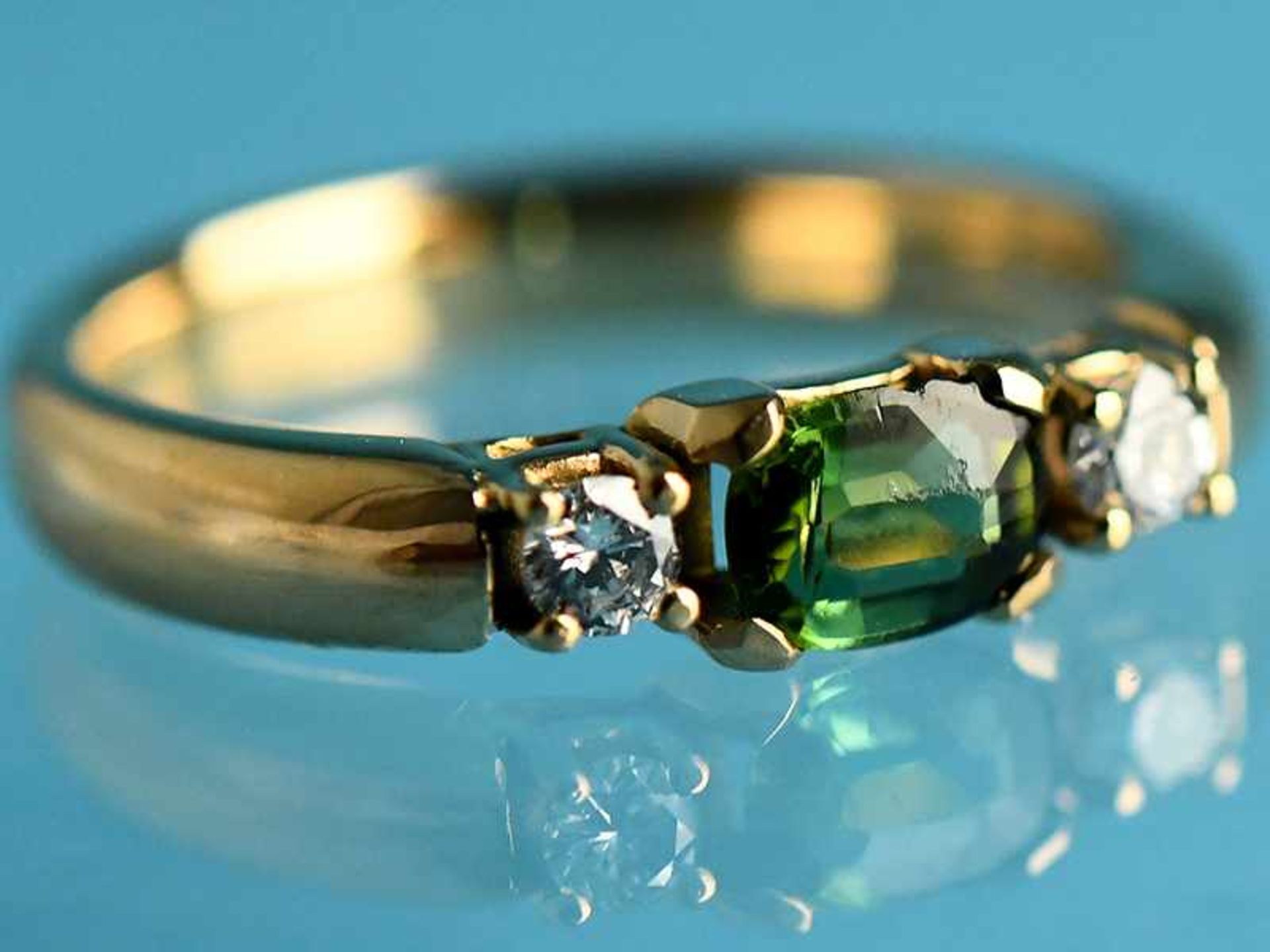 Ring mit Turmalin und 2 Brillanten, zusammen ca. 0,16 ct, Goldschmiedearbeit, 21. Jh. 750/-