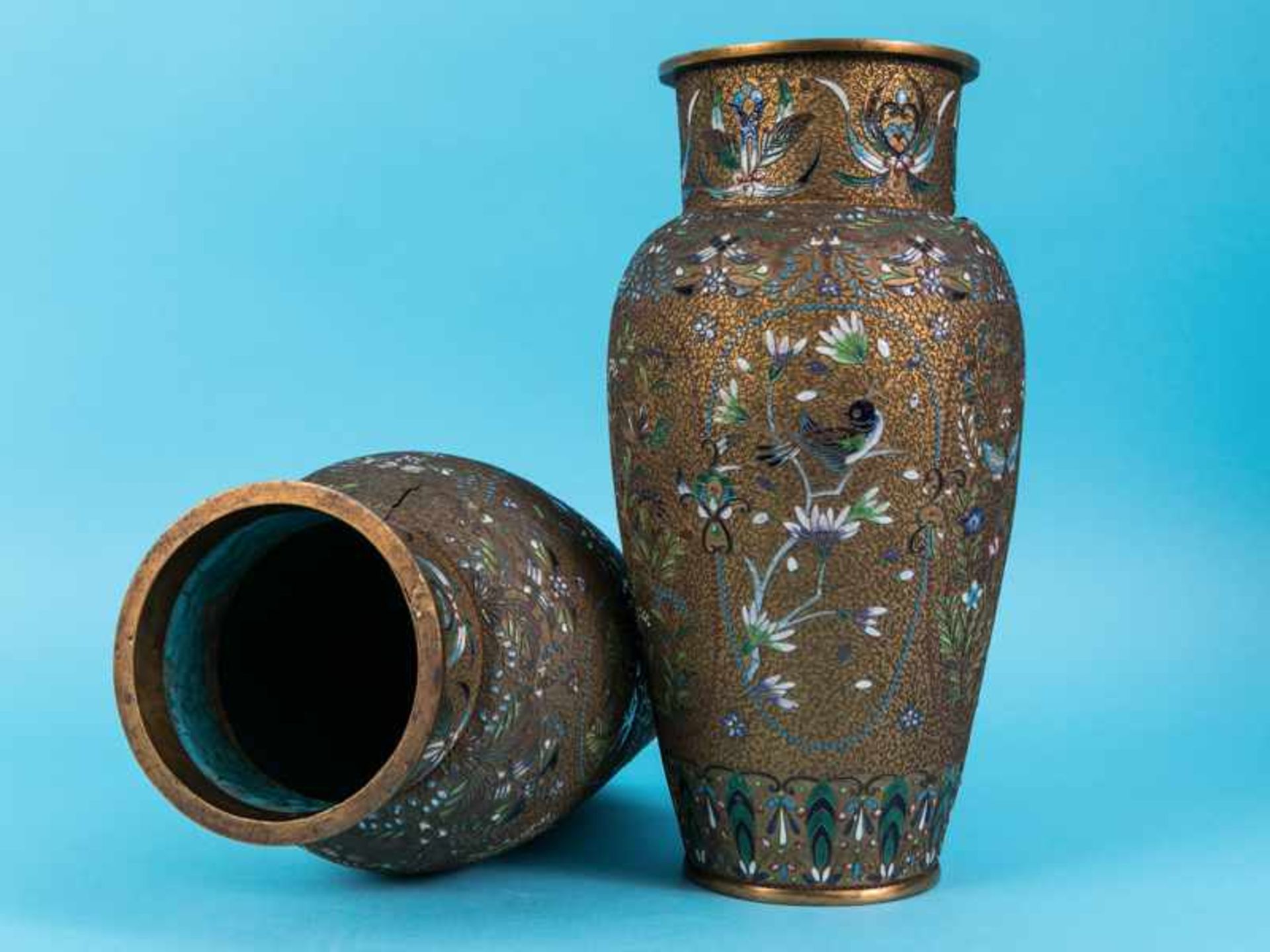 Paar große Cloisonné-Vasen, wohl Japan, um 1900. Kupfer-/ Messing mit farbigem Emaille. Ovoider - Image 2 of 19
