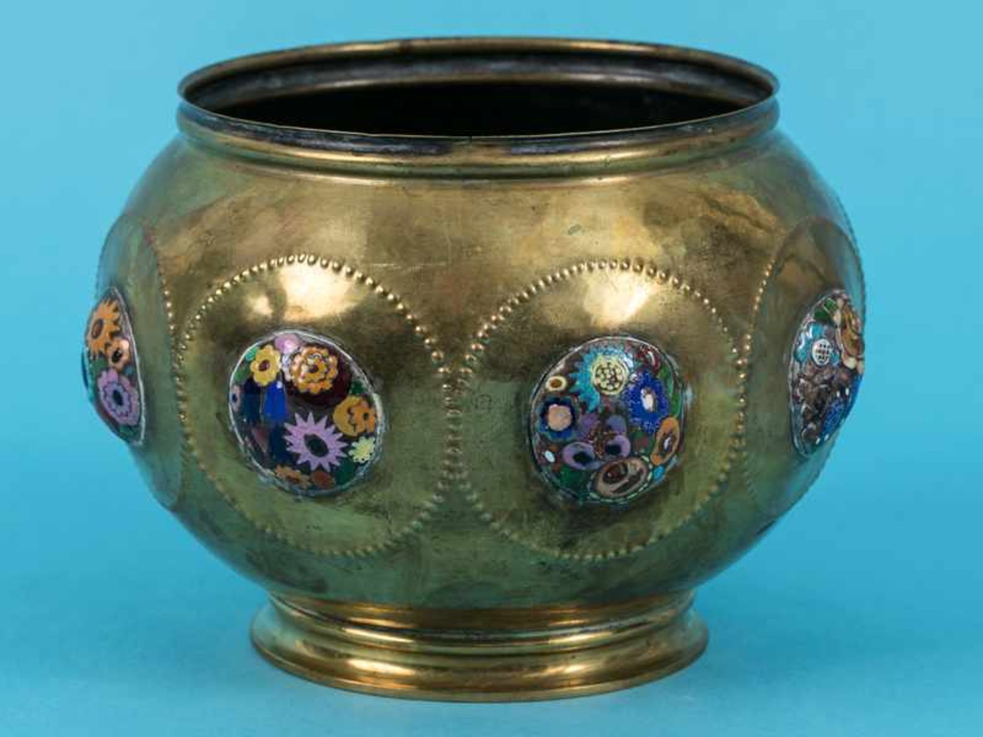 Jugendstil-Cachepot mit Emailledekor, Umkreis Münchner oder Wiener Sezession, um 1900. Messing/ - Bild 4 aus 12