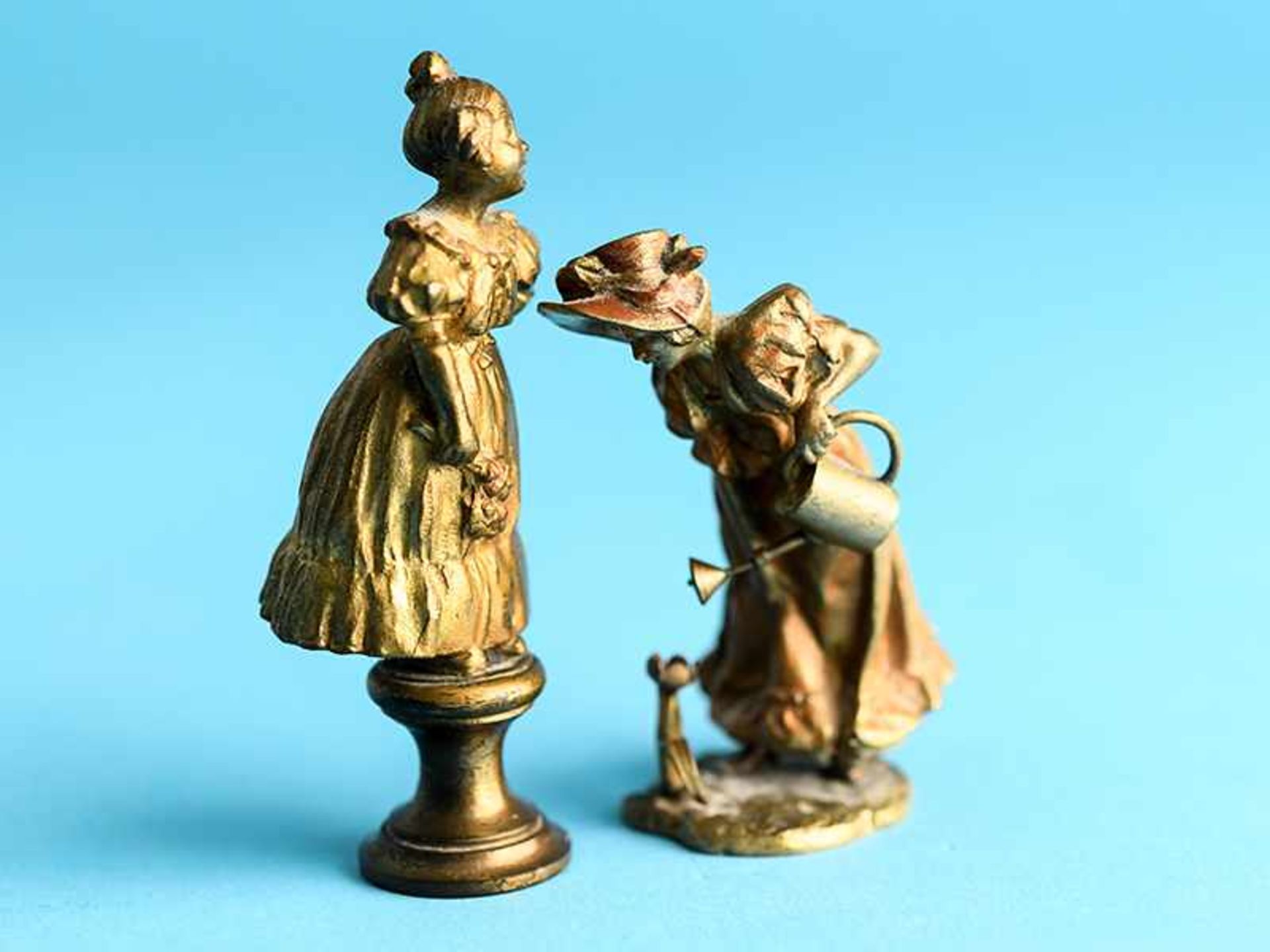 2 Kleinplastiken "Biedermeier-Damen mit Blumen", Wiener Bronze, Anf. 20. Jh. Messing-/ Bronzeguss - Image 9 of 12