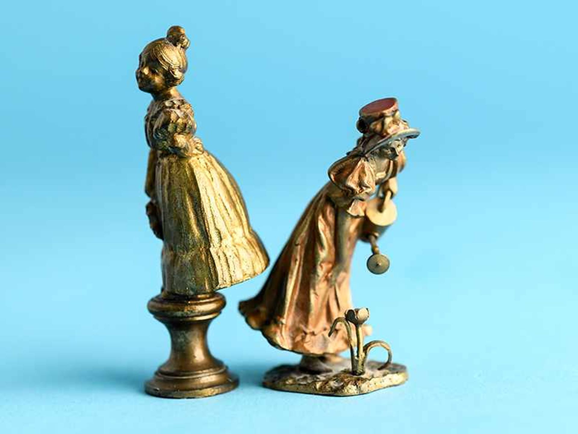 2 Kleinplastiken "Biedermeier-Damen mit Blumen", Wiener Bronze, Anf. 20. Jh. Messing-/ Bronzeguss - Image 5 of 12