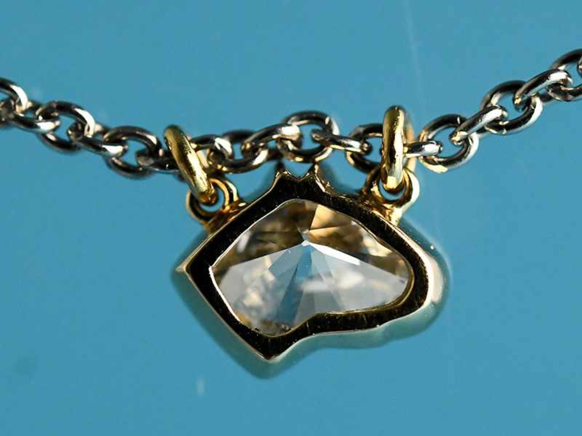 Solitäranhänger mit Diamanten, ca. 1 ct und Collierkette, Goldschmiedearbeit, 21. Jh. Anhänger: - Bild 2 aus 3