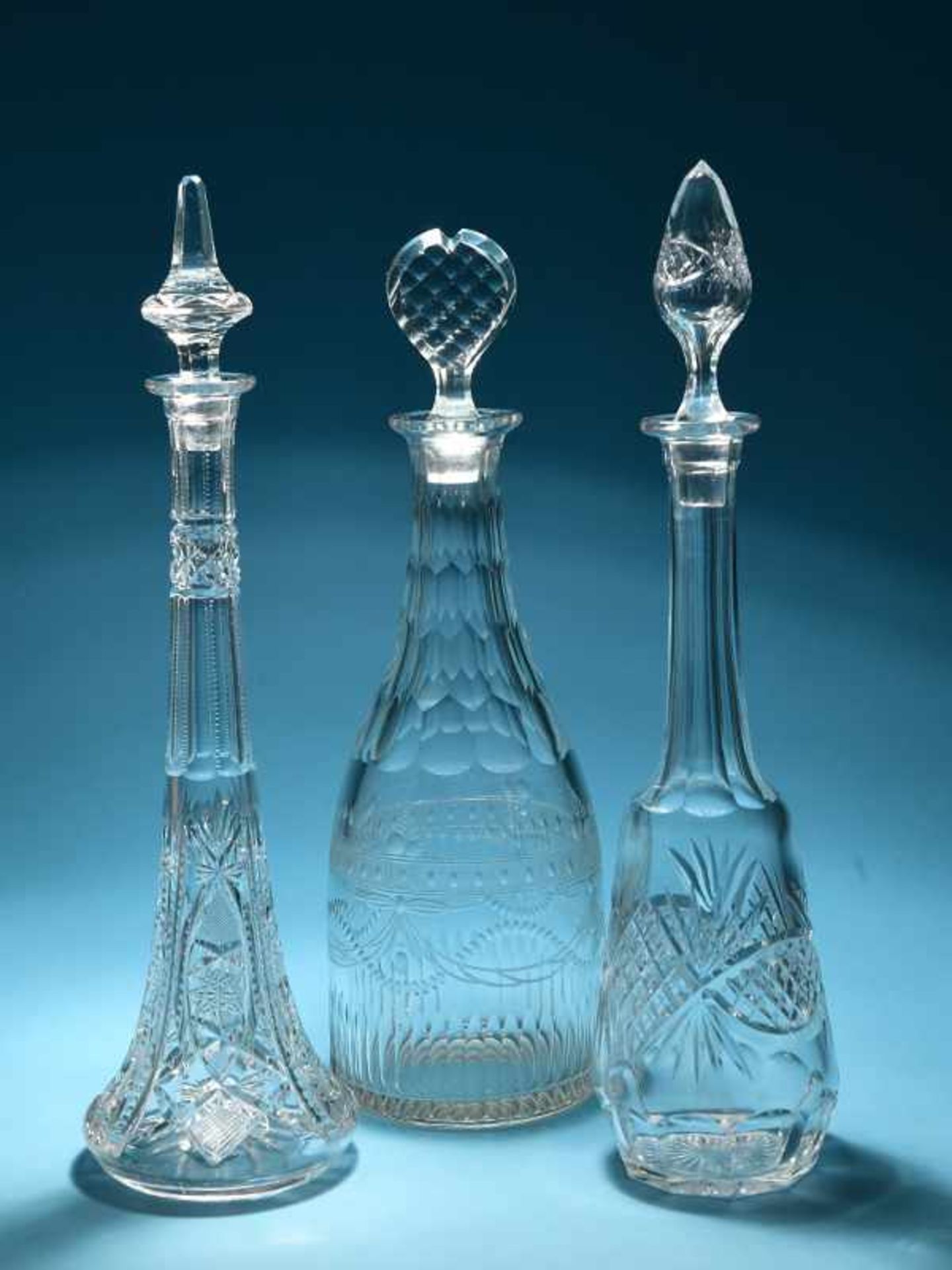 3 verschiedene Kristallkaraffen, 19./ Anfang 20. Jh. Farbloses Glas mit unterschiedlichen